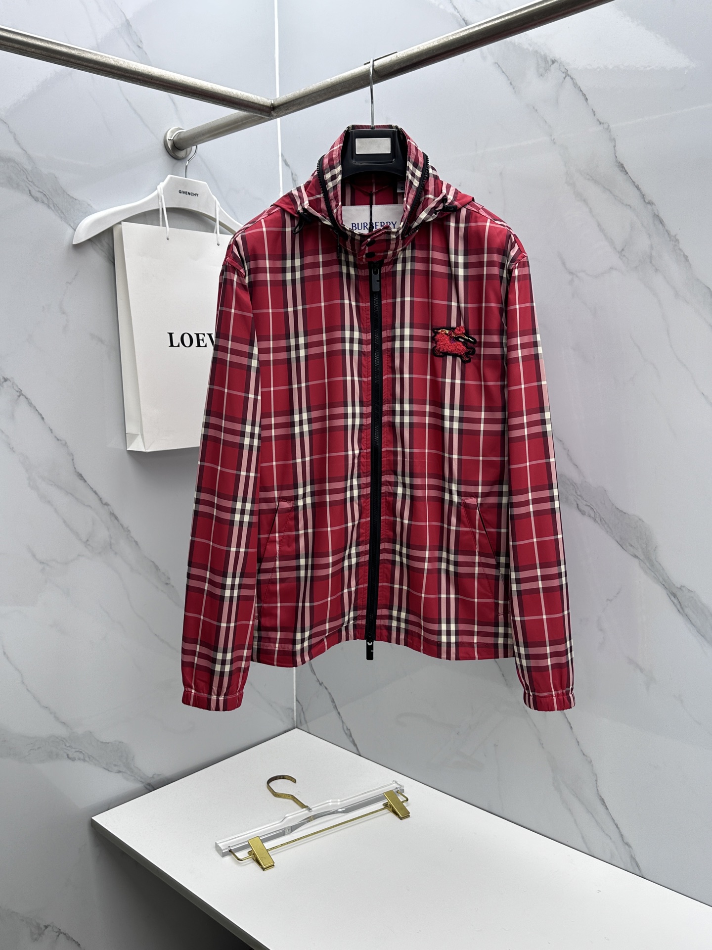 NO:757039,Burberry's new Equestrian Knight logo plaid jacket features a portable hood. It is decorated with worsted Burberry plaid, interpreted in new season crayon red. It is embellished with EKD appliqués and collides with tactile metallic yarns to playfully reshape the brand's classic pattern. This boutique piece is from the brand's New Year capsule series, celebrating the New Year of the Horse. A7 size S.M.L.XL.,,burberry,burberry,jackets & coats,hats,19860909Burberry巴宝莉 新款马术骑士徽标格纹外套设有便携式连帽.装饰精纺 Burberry 格纹,以新季蜡笔红色演绎.点缀马术骑士徽标（EKD）贴花,碰撞触感丰富的金属感纱线,玩趣重塑品牌经典图案.此件精品出自品牌新禧贺岁胶囊系列,礼赞马年新春.A7 码数S.M.L.XL.,,burberry,burberry,jackets & coats,hats,,Men's clothing