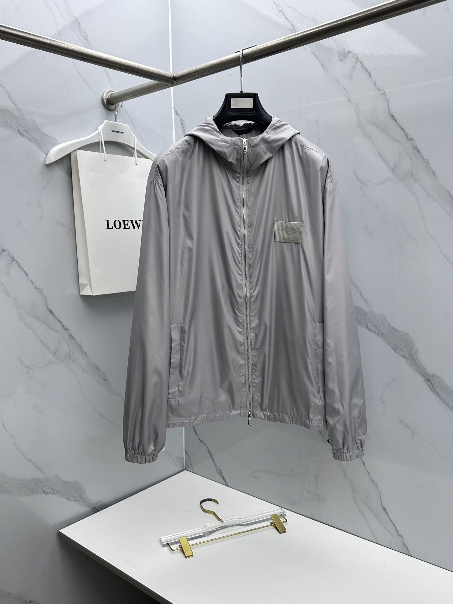 NO:757041,Fendi Fendi's latest fashionable hooded sun protection jacket. Every detail shows craftsmanship, and the design changes of the advanced structural tailoring are enough to show the diverse image changes of men. It is slim and neat, and tailored to meet the current popular multi-layered wear. Customized buckles are unique. Versatile styles for life. Complete with three standards. Boutique shipments A7 sizes S-XL,,fendi,fendi,jackets & coats,jackets & coats,hats,19860909Fendi芬迪 最新时尚连帽防晒衣夹克外套.处处细节显工艺足够的高级结构性剪裁的设计改变来展现男士多样的形象变化,修身利落、剪裁合体,满足时下正流行的多层次穿搭,定制钉扣,独一无二.生活百搭款式 三标齐全 精品出货A7 尺码S-XL,,fendi,fendi,jackets & coats,jackets & coats,hats,,Men's clothing