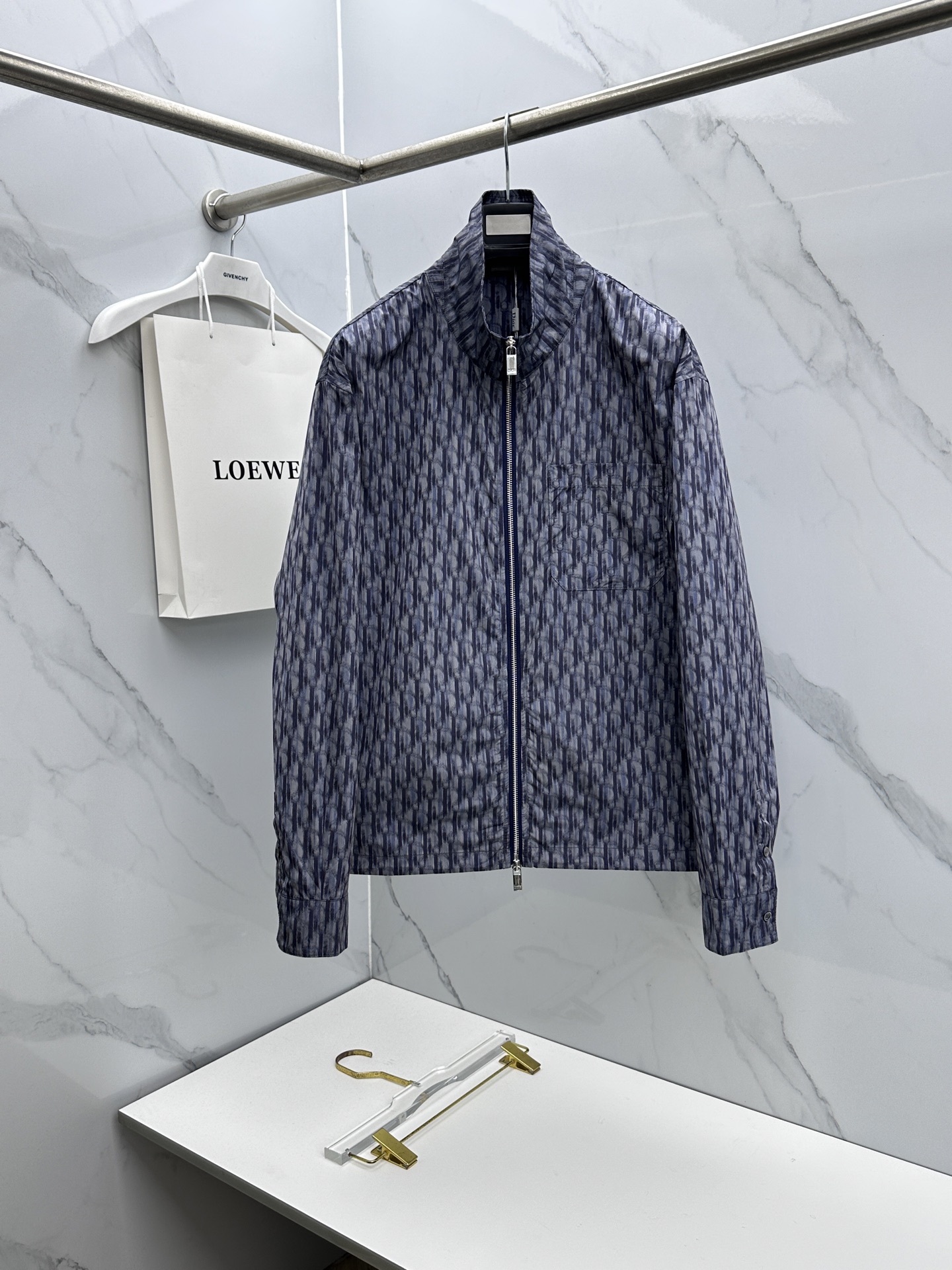 NO:757043,Dior Dior's latest fashionable stand-up collar jacket. Every detail shows the craftsmanship and the design changes of the advanced structural tailoring show the diverse image changes of men. The slim fit and fit are suitable for the multi-layered wear that is popular nowadays. Customized buckles are unique. Versatile styles for life. Complete with three standards. Boutique shipment A7 sizes S-XL, dior, dior, jackets & coats, jackets & coats,19860909Dior迪奥 最新时尚立领夹克外套.处处细节显工艺足够的高级结构性剪裁的设计改变来展现男士多样的形象变化,修身利落、剪裁合体,满足时下正流行的多层次穿搭,定制钉扣,独一无二.生活百搭款式 三标齐全 精品出货A7 尺码S-XL,,dior,dior,jackets & coats,jackets & coats,,Men's clothing