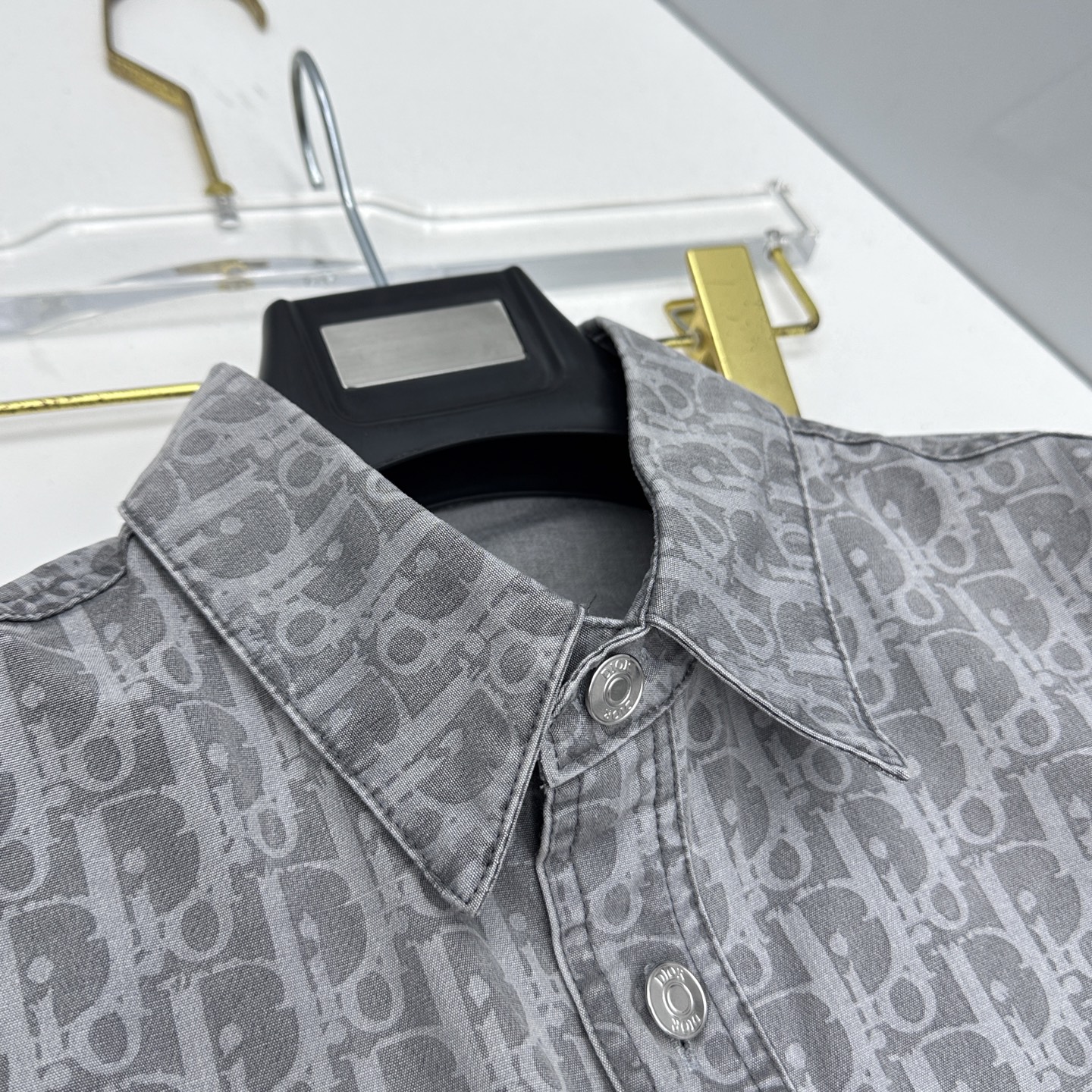 🆕DIOR×KAWS联名 26春夏棉混纺牛仔布Oblique满印衬衣式牛仔，这款来自 DIOR AND 