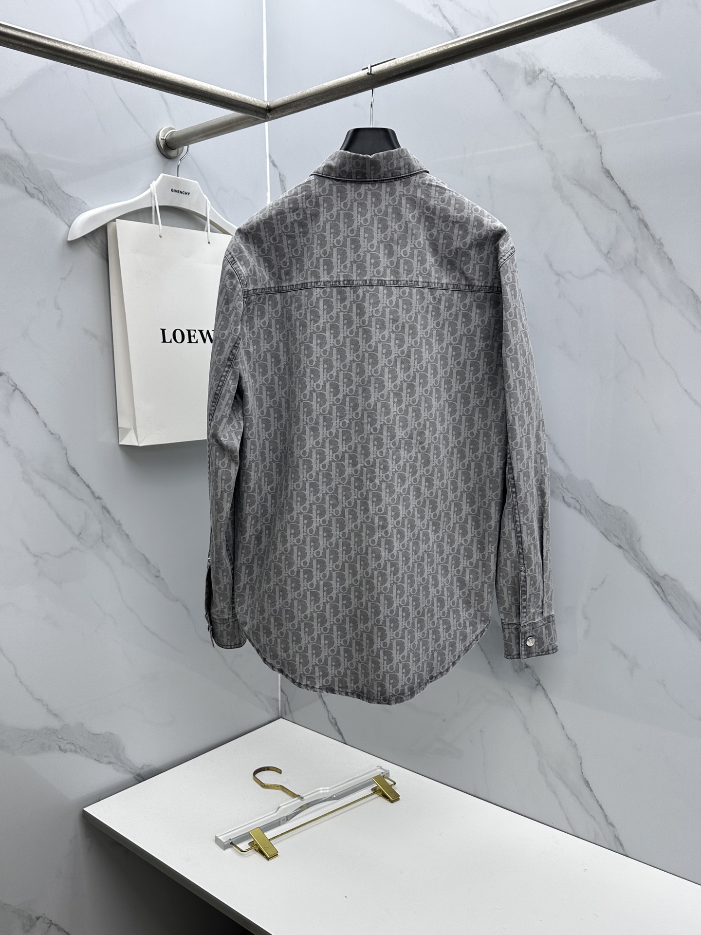 🆕DIOR×KAWS联名 26春夏棉混纺牛仔布Oblique满印衬衣式牛仔，这款来自 DIOR AND 