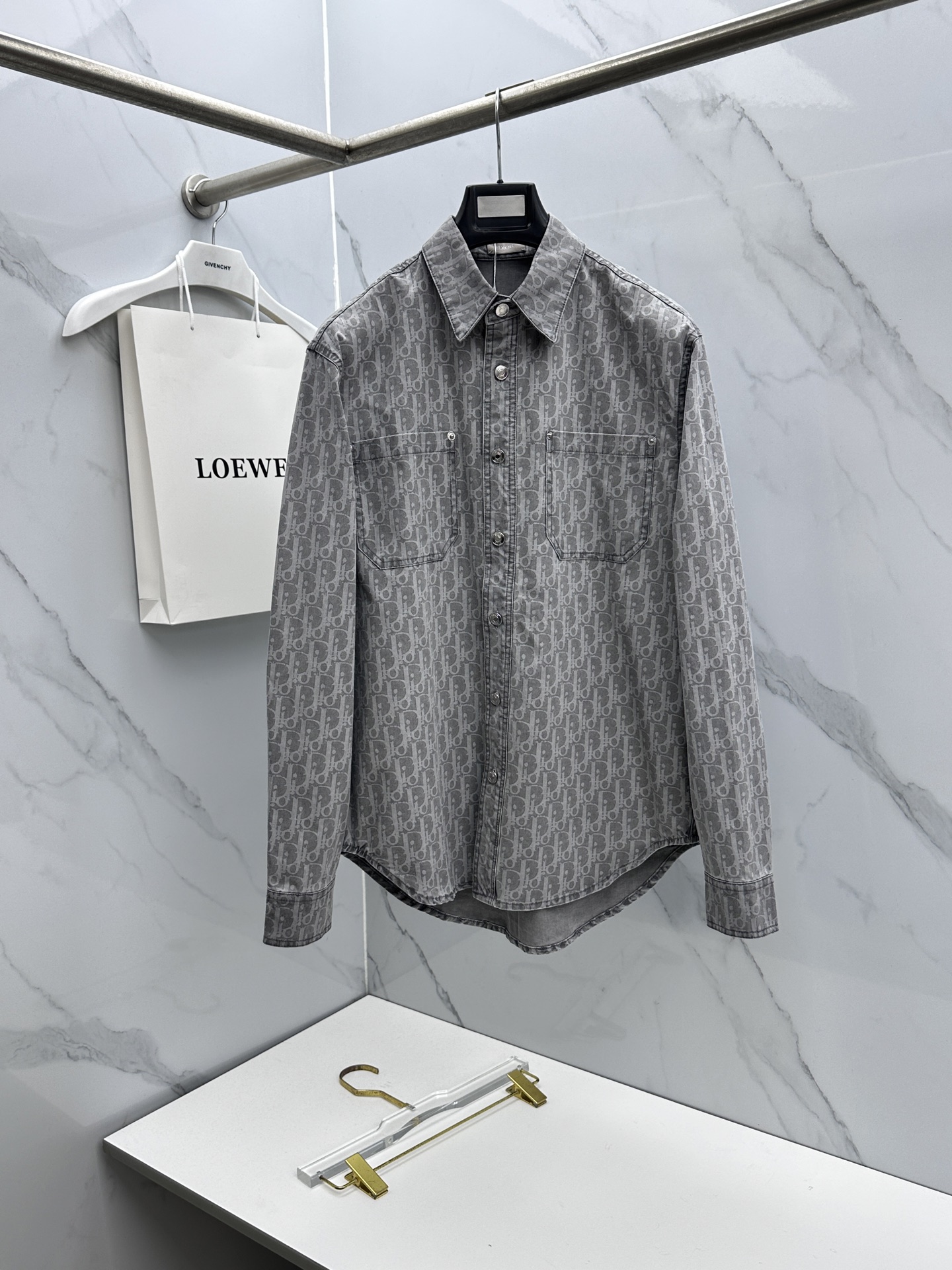 NO:757045,DIOR×KAWS joint 26 spring and summer cotton blended denim Oblique all-print shirt-style denim, this is from the DIOR AND KAWS limited series. It is carefully made of blue cotton blended denim fabric, decorated with classic Oblique prints all over, with DIOR AND KAWS embroidered patches, reinterpreting the Dior logo with Chinese New Year elements of the Year of the Snake, full product. A7 size S-XL, dior,19860909DIOR×KAWS联名 26春夏棉混纺牛仔布Oblique满印衬衣式牛仔, 这款来自 DIOR AND KAWS 限定系列.采用蓝色棉质混纺牛仔面料精心制作,通体饰以经典的 Oblique 印花,搭配DIOR AND KAWS 刺绣补丁,以中国新春蛇年元素重新诠释 Dior 标志,全品相.A7 尺码S-XL,,dior,,Men's clothing