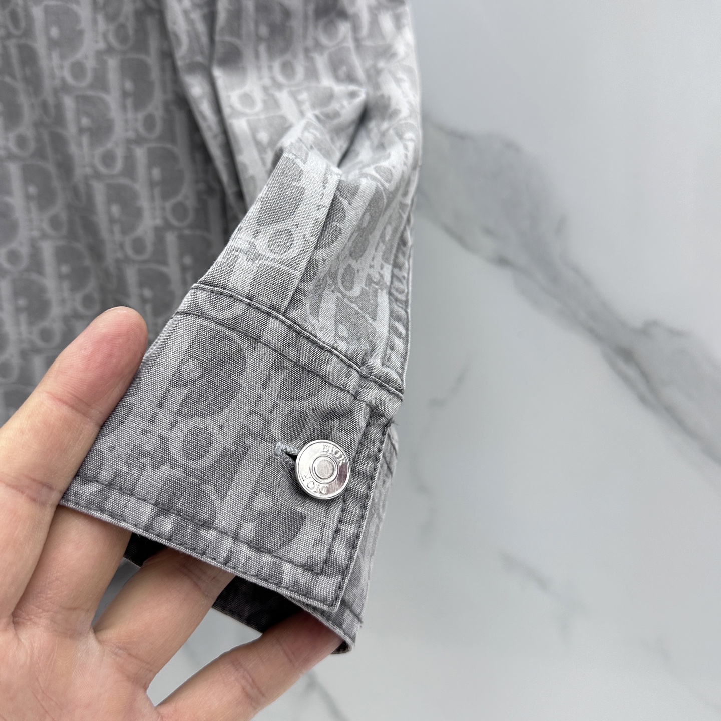 🆕DIOR×KAWS联名 26春夏棉混纺牛仔布Oblique满印衬衣式牛仔，这款来自 DIOR AND 