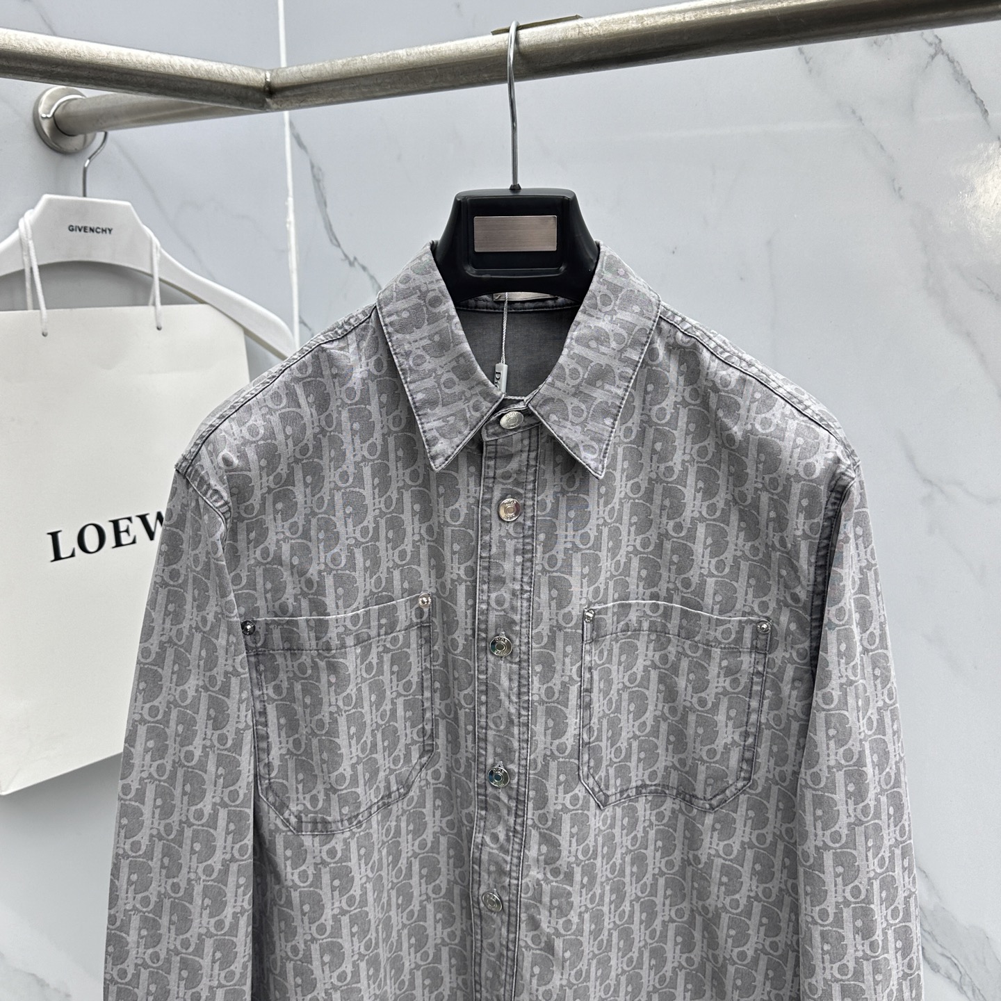 🆕DIOR×KAWS联名 26春夏棉混纺牛仔布Oblique满印衬衣式牛仔，这款来自 DIOR AND 