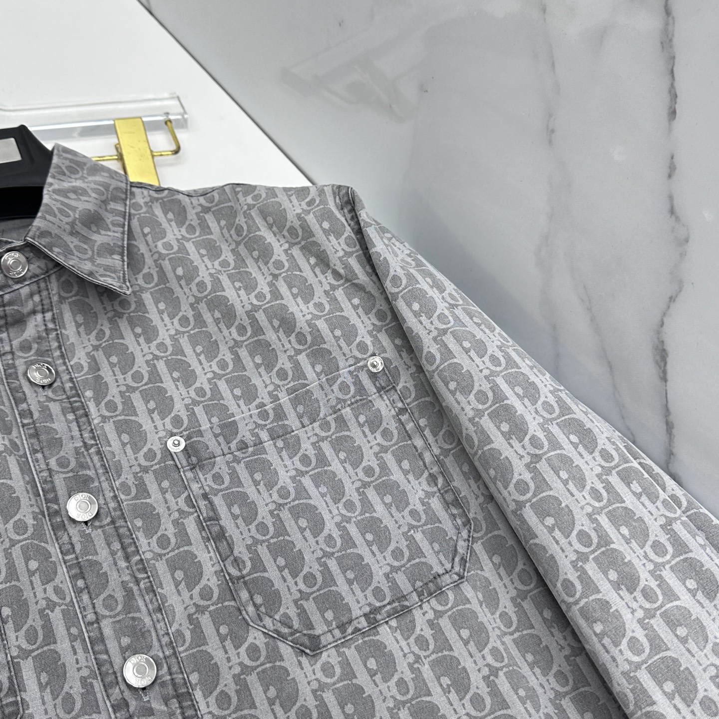 🆕DIOR×KAWS联名 26春夏棉混纺牛仔布Oblique满印衬衣式牛仔，这款来自 DIOR AND 