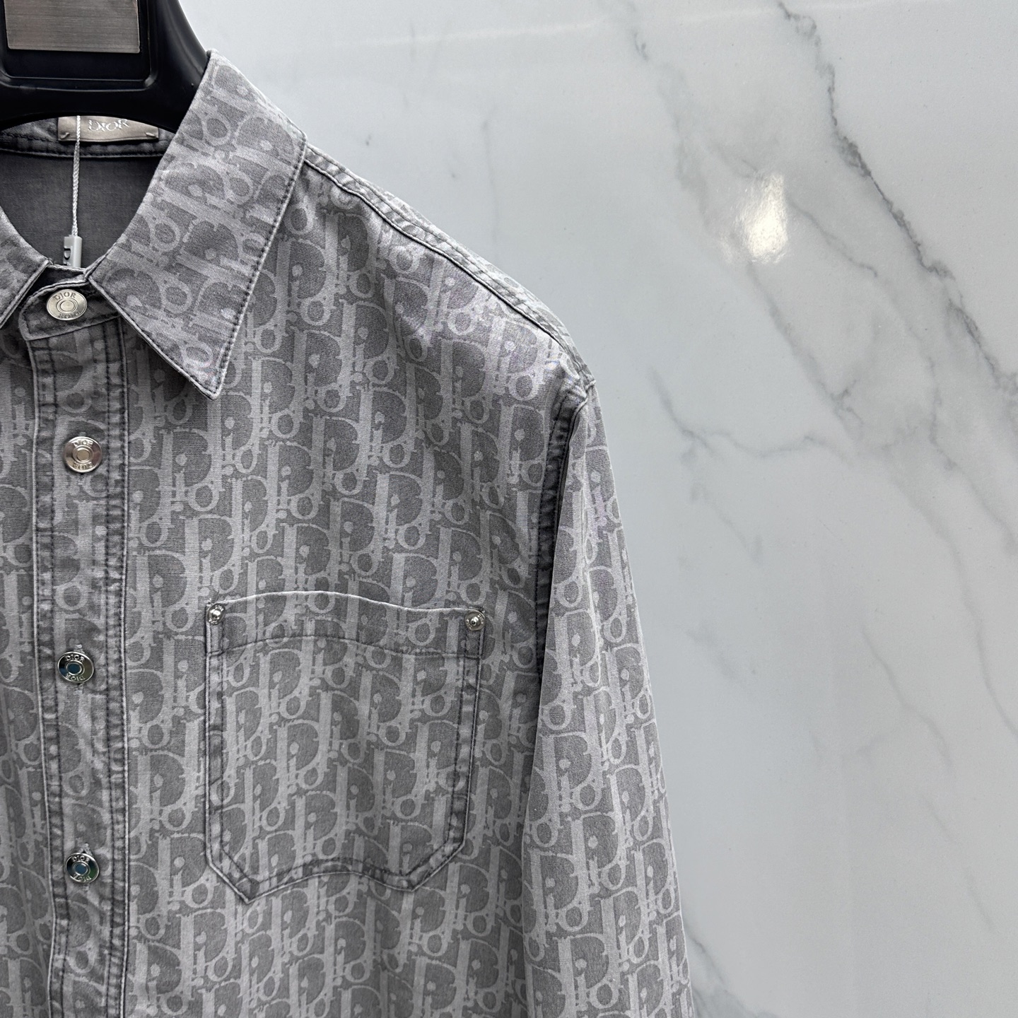 🆕DIOR×KAWS联名 26春夏棉混纺牛仔布Oblique满印衬衣式牛仔，这款来自 DIOR AND 