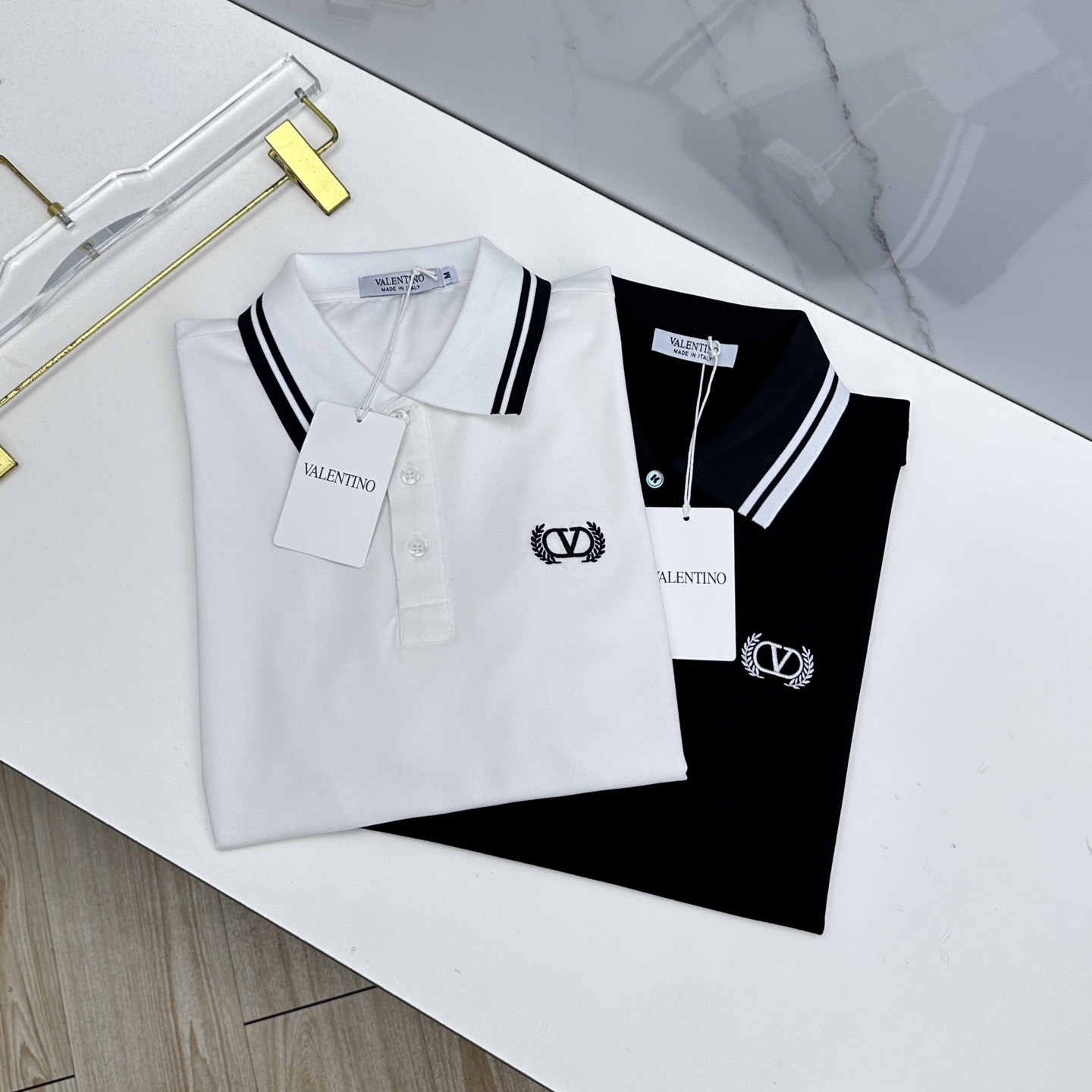 NO:759710,Valentino Valentino 2026 spring and summer new lapel Polo shirt short-sleeved T-shirt lapel business, simple, fashionable and versatile, small embroidery on the chest, threaded knitted collar, custom imported mercerized pique fabric, comfortable to wear, breathable, high-grade and textured, fashionable and casual, successfully standard size A7, valentino, valentino, T-shirt, tees, t-shirt,19860909Valentino华伦天奴 2026春夏新款翻领Polo衫短袖T恤翻领商务 简洁时尚百搭 胸口小绣花 螺纹针织领口 定制进口丝光珠地面料 穿着舒适 透气 档次高很有质感 时尚休闲 成功标配A7 尺码S-XXL,,valentino,valentino,T-shirt,tees，t-shirt,,Men's clothing