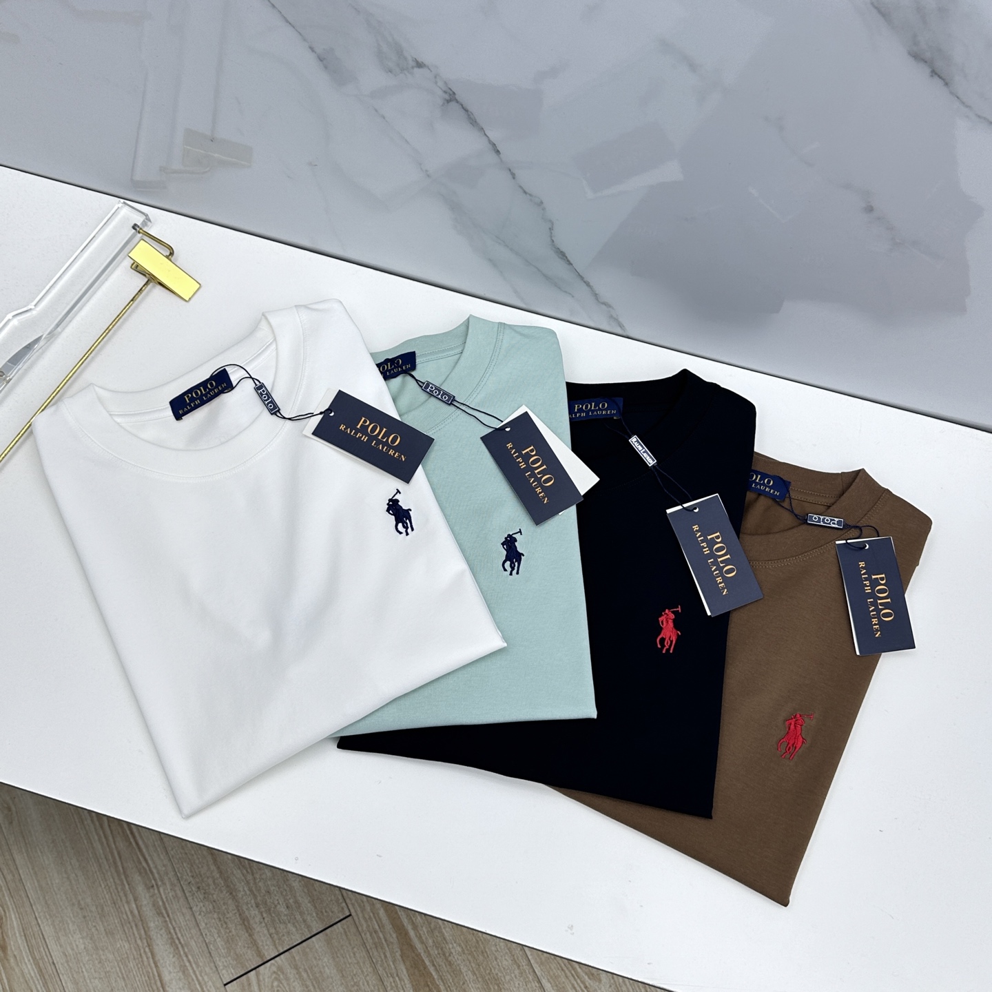 NO:759724,Polo's new debut counter, the latest short-sleeved round-neck T-shirt, high-end customization, brand logo on the chest and heavy craftsmanship design, high-end long-staple cotton fabric. Soft to the touch. Comfortable to wear. Counter-level exquisite stitching. Fine workmanship. Very wide and hammered!  A must-have item for a stylish man!  Three standard complete xh sizes S-4XL, T-shirt, tees, t-shirt,19860909Polo 新款首发专柜最新款短袖圆领T恤 高端订制 胸前品牌logo重工艺设计 高端长绒棉面料.手感柔软.穿着舒适.专柜级别精致车线.做工精细.挺阔有锤坠感！型男必备单品！三标齐全xh 尺码S-4XL,,T-shirt,tees，t-shirt,,Men's clothing