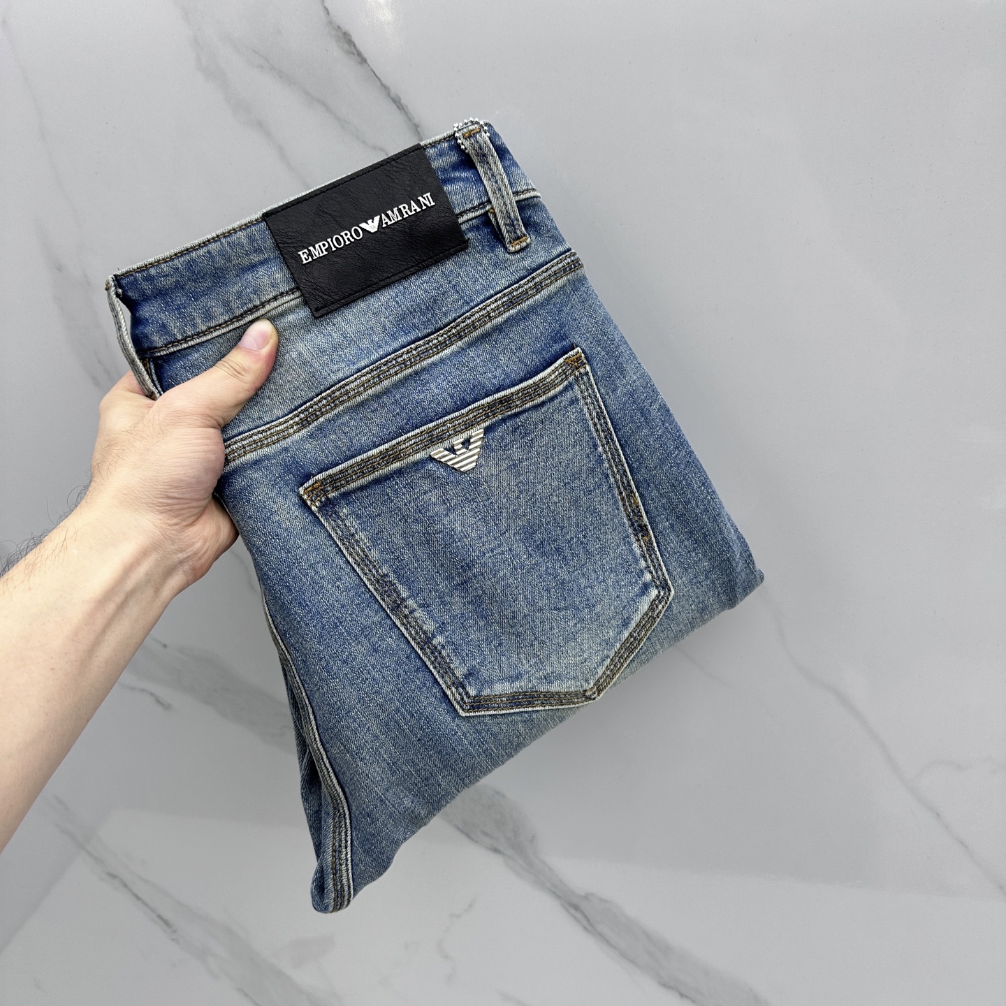 NO:759731,Amani's high-end customization, the latest washed jeans for spring 26, are available at the counter at the same time. Original custom replicas. Customized accessories provided by customers. Original quality. Imported solid-color stretch fabrics. Breathable and comfortable. Fine workmanship and routing. Excellent upper body!  Preferred order A16 code number 29-38 no 37, armani,jeans,19860909Amani阿玛尼 高端定制、26春季最新款洗水牛仔裤 柜台同步发售 原版定制复刻 客供定制辅料 原单品质 进口固色弹力面料 透气舒适.做工走线精细 上身绝佳！优选单A16 码数29-38无37,,armani,jeans,,Men's clothing