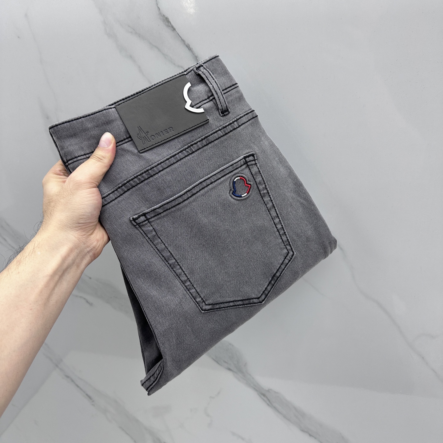 NO:759738,Moncler muzzle high-end customization, the latest washed jeans for spring 26, sold simultaneously at the counter, original custom replicas, customized accessories provided by customers, original quality, imported solid color elastic fabric, breathable and comfortable. Fine workmanship and routing, excellent upper body!  Preferred single A16 size 29-38 no 37,,Moncler,jeans,19860909Moncler蒙口 高端定制、26春季最新款洗水牛仔裤 柜台同步发售 原版定制复刻 客供定制辅料 原单品质 进口固色弹力面料 透气舒适.做工走线精细 上身绝佳！优选单A16 码数29-38无37,,Moncler,jeans,,Men's clothing