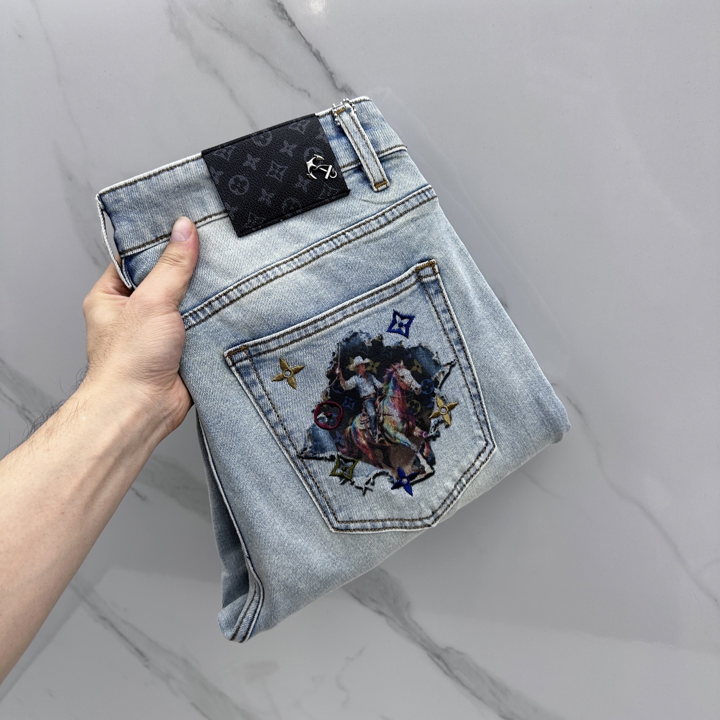 NO:759743,LV Louis Vuitton's high-end customization, the latest washed jeans for spring 26, are available at the counter at the same time. Original custom-made replicas. Customized accessories provided by customers. Original quality. Imported solid-color stretch fabrics. Breathable and comfortable. Fine workmanship and routing. Excellent upper body!  Preferred single A16 code number 29-38 no 37,,louis vuitton,louis vuitton,jeans,19860909LV路易威登 高端定制、26春季最新款洗水牛仔裤 柜台同步发售 原版定制复刻 客供定制辅料 原单品质 进口固色弹力面料 透气舒适.做工走线精细 上身绝佳！优选单A16 码数29-38无37,,louis vuitton,louis vuitton,jeans,,Men's clothing