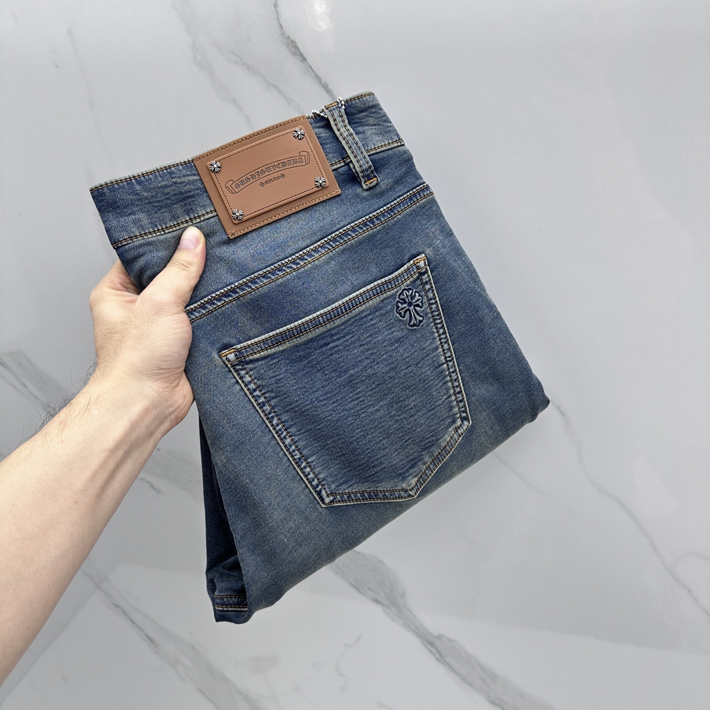 NO:759750,CH Croxin's high-end customization, the latest washed jeans for spring 26, are available at the counter at the same time. Original custom replicas. Customized accessories provided by customers. Original quality. Imported solid-color stretch fabrics. Breathable and comfortable. Fine workmanship and routing. Excellent upper body!  Preferred single A16 code number 29-38 no 37,,chrome hearts,jeans,19860909CH克罗心 高端定制、26春季最新款洗水牛仔裤 柜台同步发售 原版定制复刻 客供定制辅料 原单品质 进口固色弹力面料 透气舒适.做工走线精细 上身绝佳！优选单A16 码数29-38无37,,chrome hearts,jeans,,Men's clothing