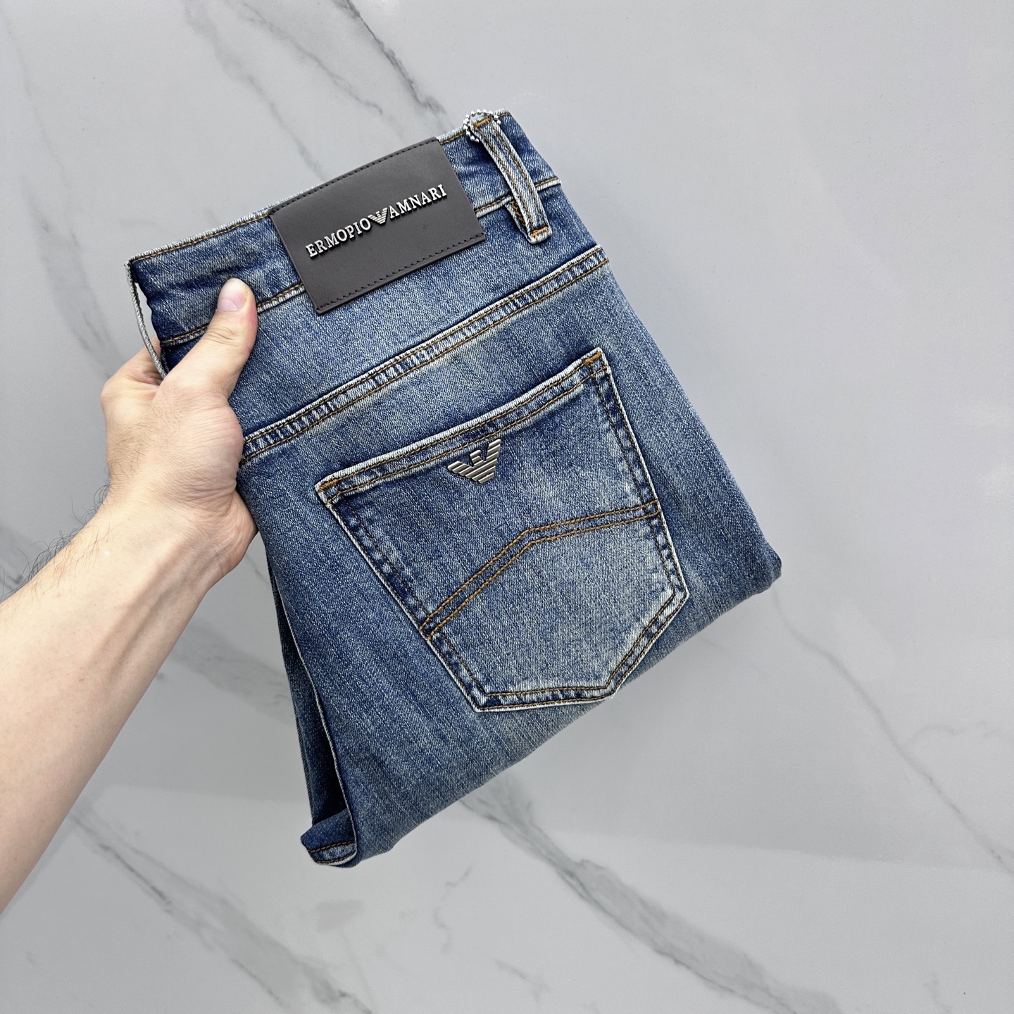 NO:759753,Amani's high-end customization, the latest washed jeans for spring 26, are available at the counter at the same time. Original custom replicas. Customized accessories provided by customers. Original quality. Imported solid-color stretch fabrics. Breathable and comfortable. Fine workmanship and routing. Excellent upper body!  Preferred order A16 code number 29-38 no 37, armani,jeans,19860909Amani阿玛尼 高端定制、26春季最新款洗水牛仔裤 柜台同步发售 原版定制复刻 客供定制辅料 原单品质 进口固色弹力面料 透气舒适.做工走线精细 上身绝佳！优选单A16 码数29-38无37,,armani,jeans,,Men's clothing