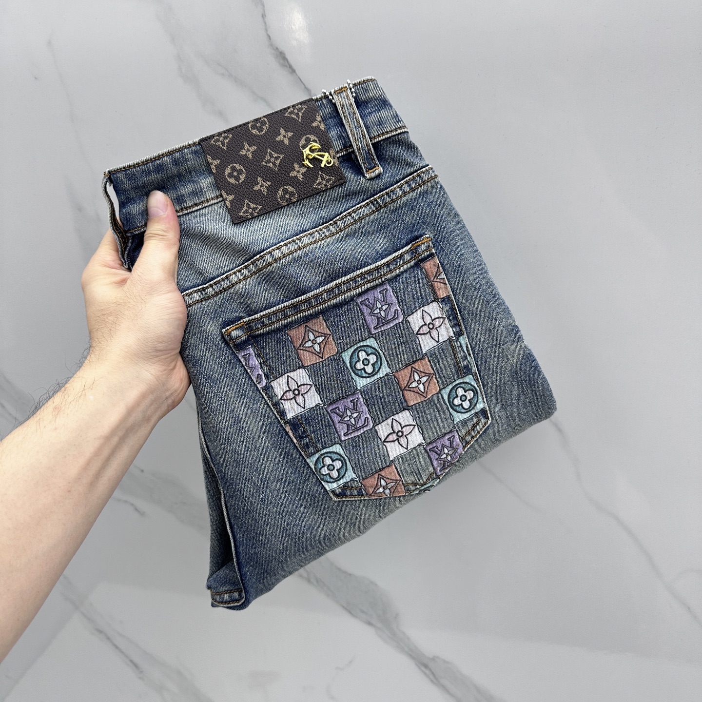 NO:759757,LV Louis Vuitton's high-end customization, the latest washed jeans for spring 26, are available at the counter at the same time. Original custom-made replicas. Customized accessories provided by customers. Original quality. Imported solid-color stretch fabrics. Breathable and comfortable. Fine workmanship and routing. Excellent upper body!  Preferred single A16 code number 29-38 no 37,,louis vuitton,louis vuitton,jeans,19860909LV路易威登 高端定制、26春季最新款洗水牛仔裤 柜台同步发售 原版定制复刻 客供定制辅料 原单品质 进口固色弹力面料 透气舒适.做工走线精细 上身绝佳！优选单A16 码数29-38无37,,louis vuitton,louis vuitton,jeans,,Men's clothing