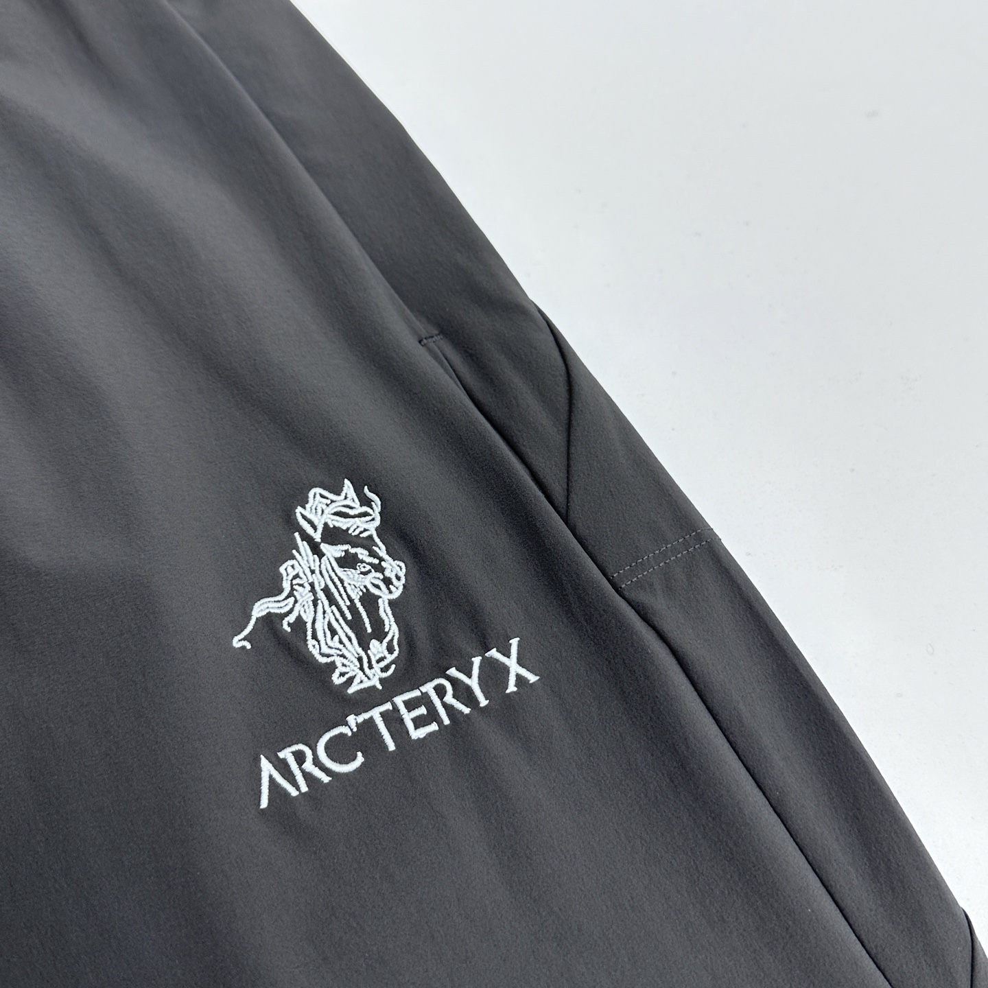 🆕ARCTERYX始祖鸟 春夏速干户外机能裤户外登山徒步休闲长裤 采用高密度登山布面料，非常结实具备良好