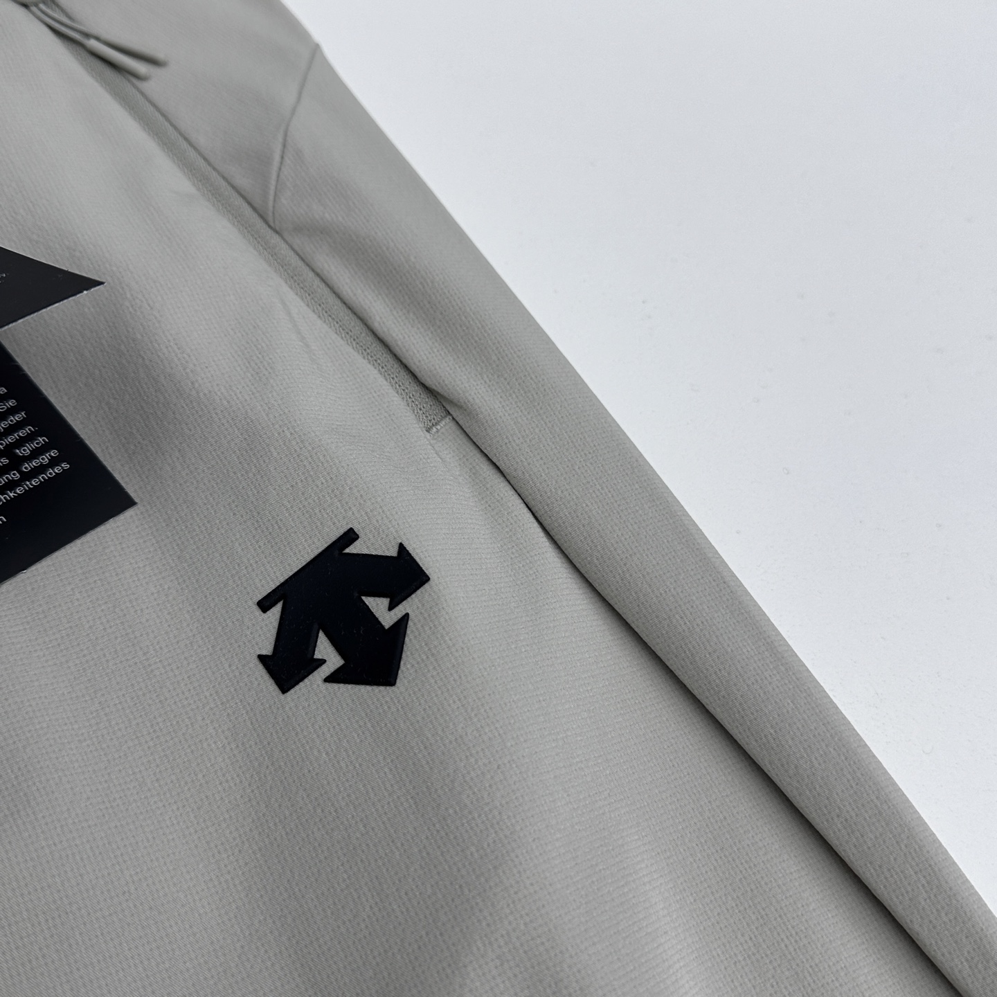 🆕DESCENTE迪桑特 春夏速干户外机能裤休闲长裤 采用高密度登山布面料，具有很好的延展性能 非常结实