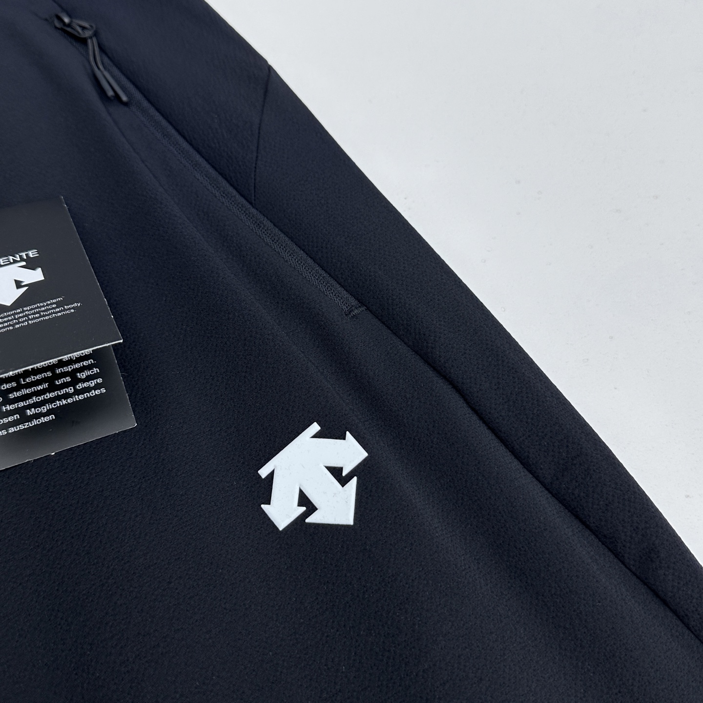 🆕DESCENTE迪桑特 春夏速干户外机能裤休闲长裤 采用高密度登山布面料，具有很好的延展性能 非常结实