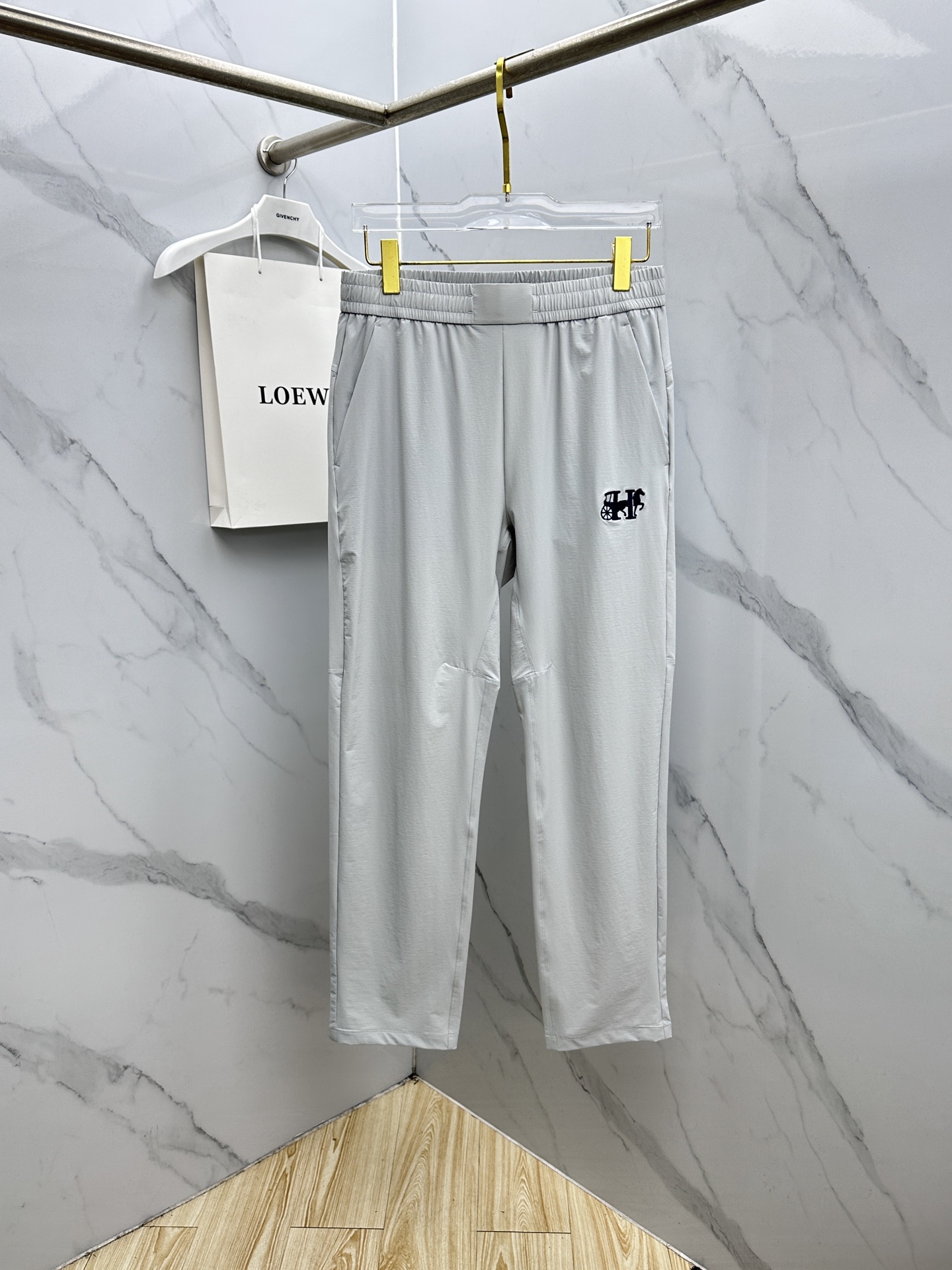 NO:775994,Hermes 26ss spring and summer exclusive new casual pants, high-end version!  Customized quick-drying fabric with high breathability and comfort, impeccable details, brand element design concept, reflecting high quality. It feels delicate and soft!  It presents a casual cut and the upper body shape is awesome!  xh Code number: M-4XL,,hermes,hermes,19860909Hermes爱马仕 26ss春夏专供新款休闲裤 高端版本！定制速干面料 透气舒适度高,细节无可挑剔,品牌元素设计理念,体现高品质.手感细腻柔软！呈现休闲裁剪,上身版型超赞！xh 码数: M-4XL,,hermes,hermes,,Men's clothing