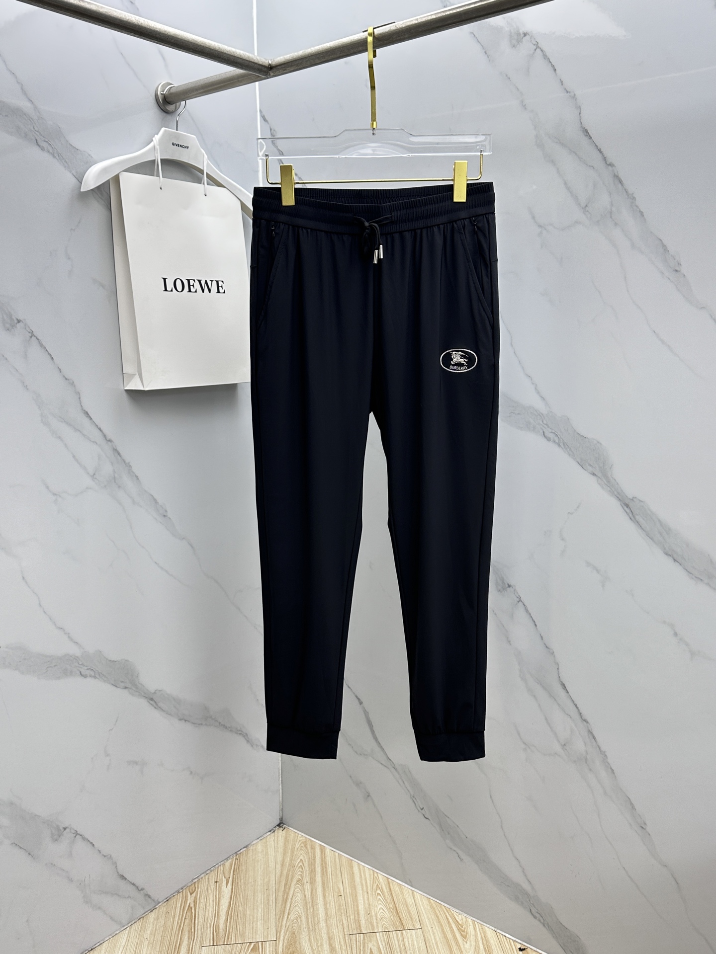 NO:775999,Burberry 26ss spring and summer exclusive new casual pants high-end version!  Customized quick-drying fabric with high breathability and comfort, impeccable details, brand element design concept, reflecting high quality. It feels delicate and soft!  It presents a casual cut and the upper body shape is awesome!  xh Size: M-5XL,,burberry,burberry,19860909Burberry巴宝莉 26ss春夏专供新款休闲裤 高端版本！定制速干面料 透气舒适度高,细节无可挑剔,品牌元素设计理念,体现高品质.手感细腻柔软！呈现休闲裁剪,上身版型超赞！xh 码数: M-5XL,,burberry,burberry,,Men's clothing