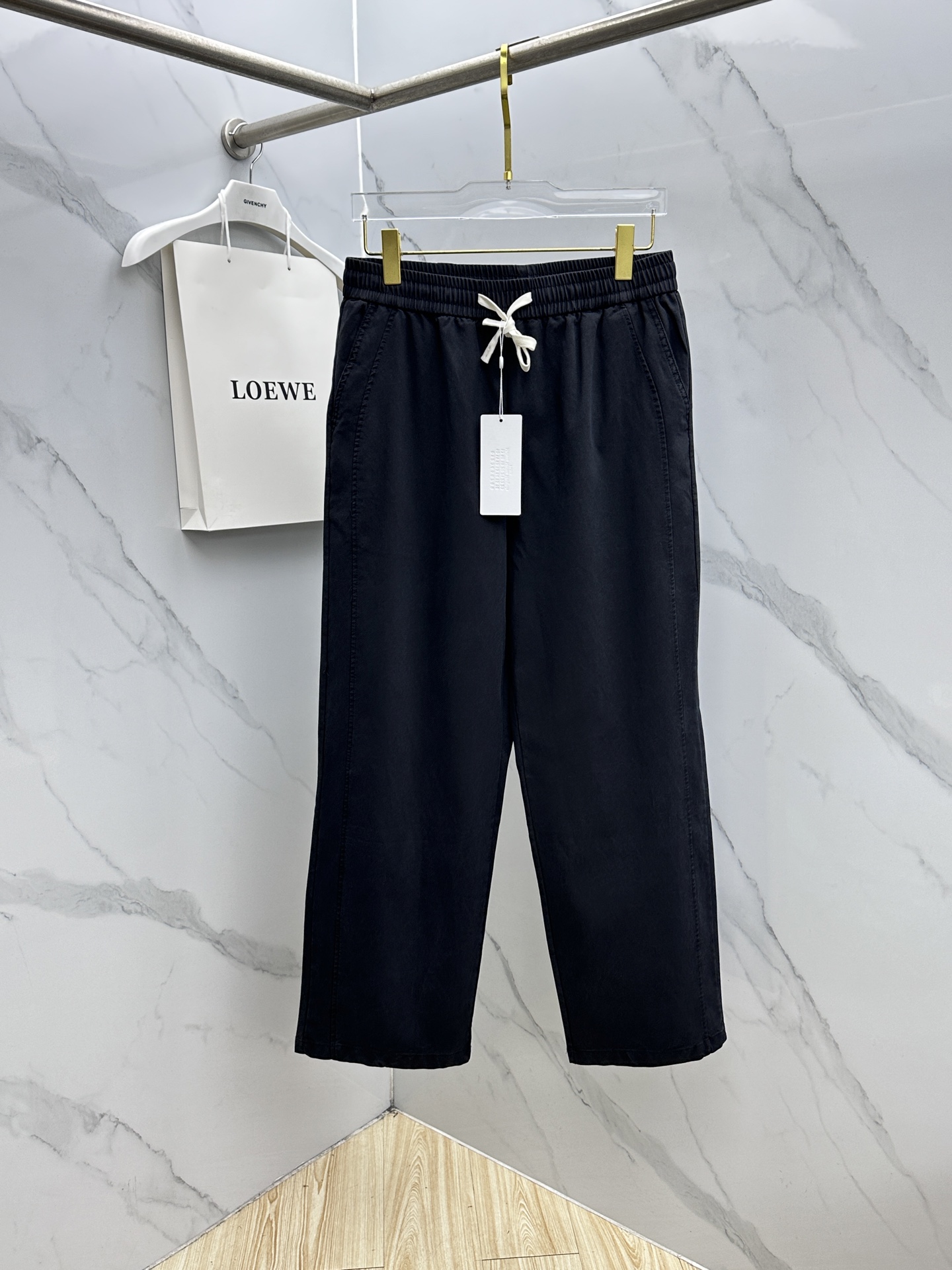 NO:831499,MM6 Margiela 26ss spring and summer exclusive new casual pants wide-leg high-end version!  Customized fabric with high breathability and comfort, impeccable details, brand element design concept, reflecting high quality. It feels delicate and soft!  It presents a casual cut and the upper body shape is awesome!  xh Size: M-4XL,, masion margiela, masion margiela,19860909MM6马吉拉 26ss春夏专供新款休闲裤 阔腿 高端版本！定制面料 透气舒适度高,细节无可挑剔,品牌元素设计理念,体现高品质.手感细腻柔软！呈现休闲裁剪,上身版型超赞！xh 码数: M-4XL,,masion margiela,masion margiela,,Men's clothing