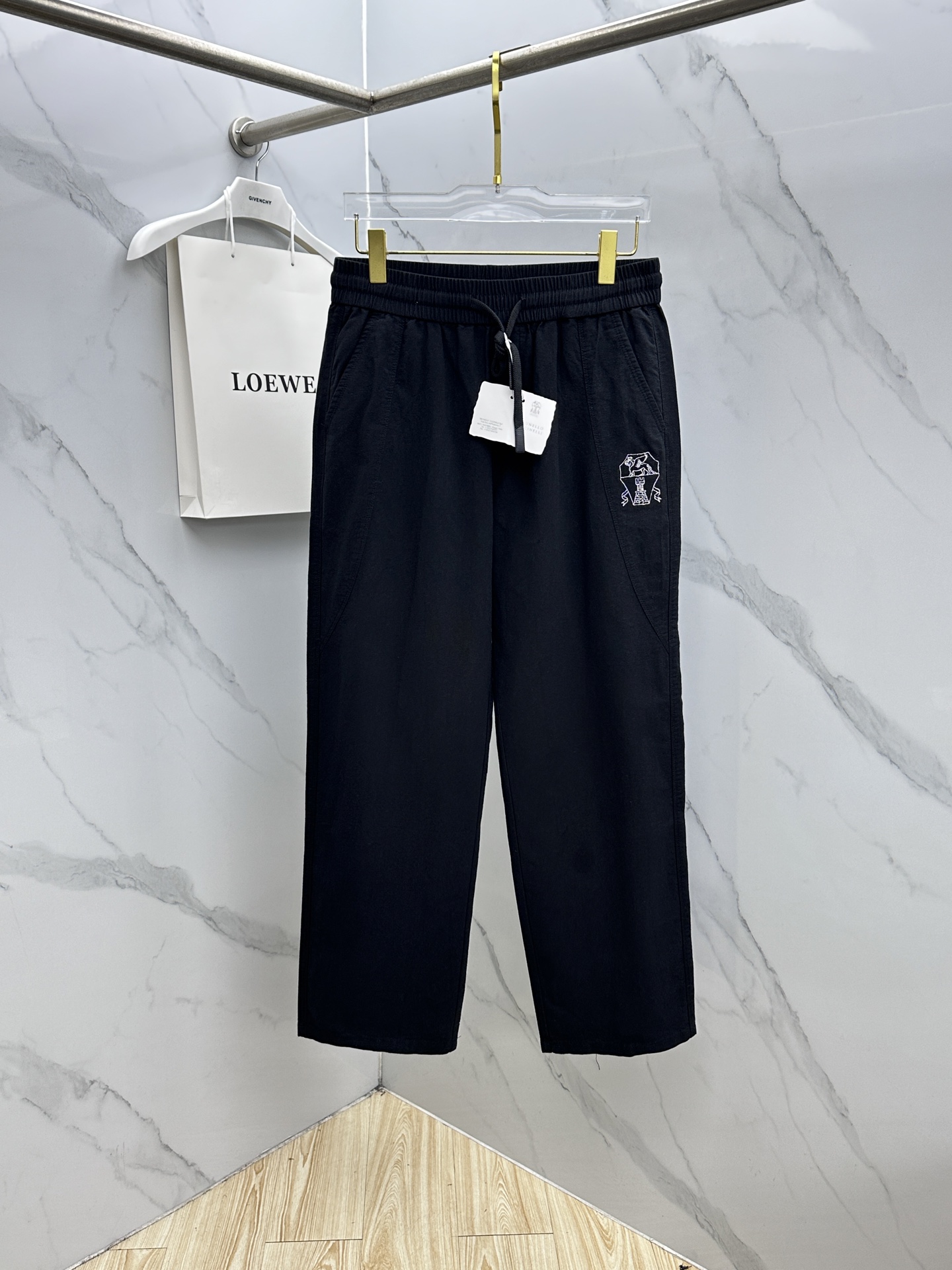 NO:831445,BC 26ss spring and summer exclusive new casual pants wide-leg high-end version!  Customized fabric with high breathability and comfort, impeccable details, brand element design concept, reflecting high quality. It feels delicate and soft!  It presents a casual cut and the upper body shape is awesome!  xh code number: M-4XL,,19860909BC 26ss春夏专供新款休闲裤 阔腿 高端版本！定制面料 透气舒适度高,细节无可挑剔,品牌元素设计理念,体现高品质.手感细腻柔软！呈现休闲裁剪,上身版型超赞！xh 码数: M-4XL,,,Men's clothing