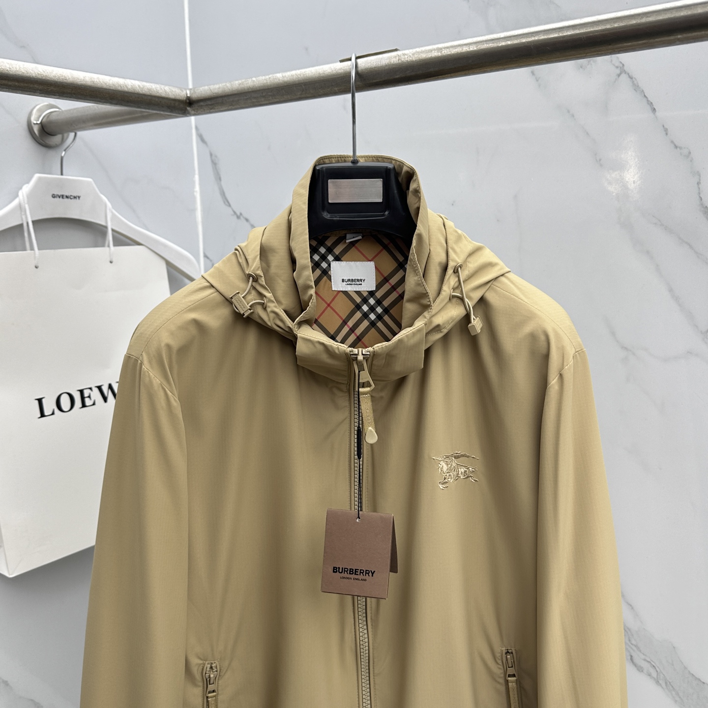 🆕Burberry巴宝莉 2026早春系列，最新时尚连帽夹克外套.处处细节显工艺足够的高级 结构性剪裁的
