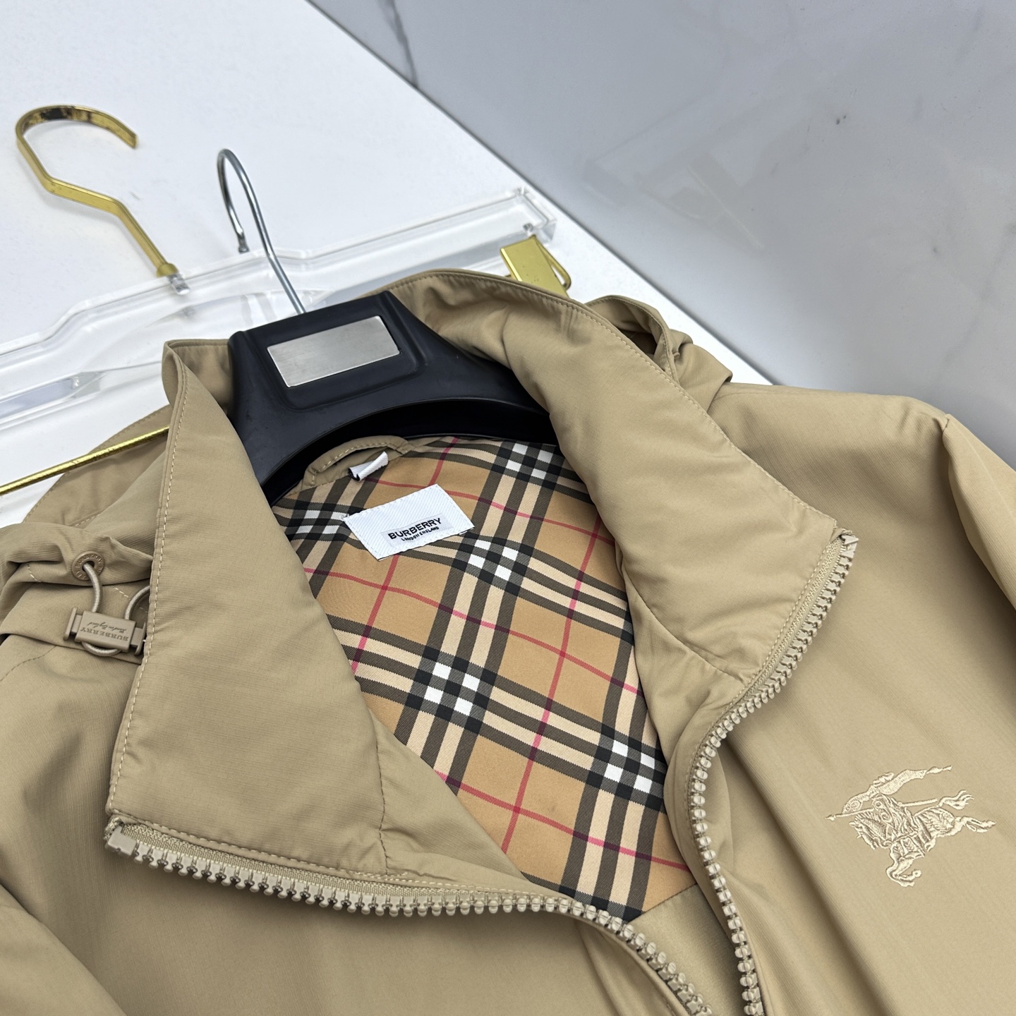 🆕Burberry巴宝莉 2026早春系列，最新时尚连帽夹克外套.处处细节显工艺足够的高级 结构性剪裁的