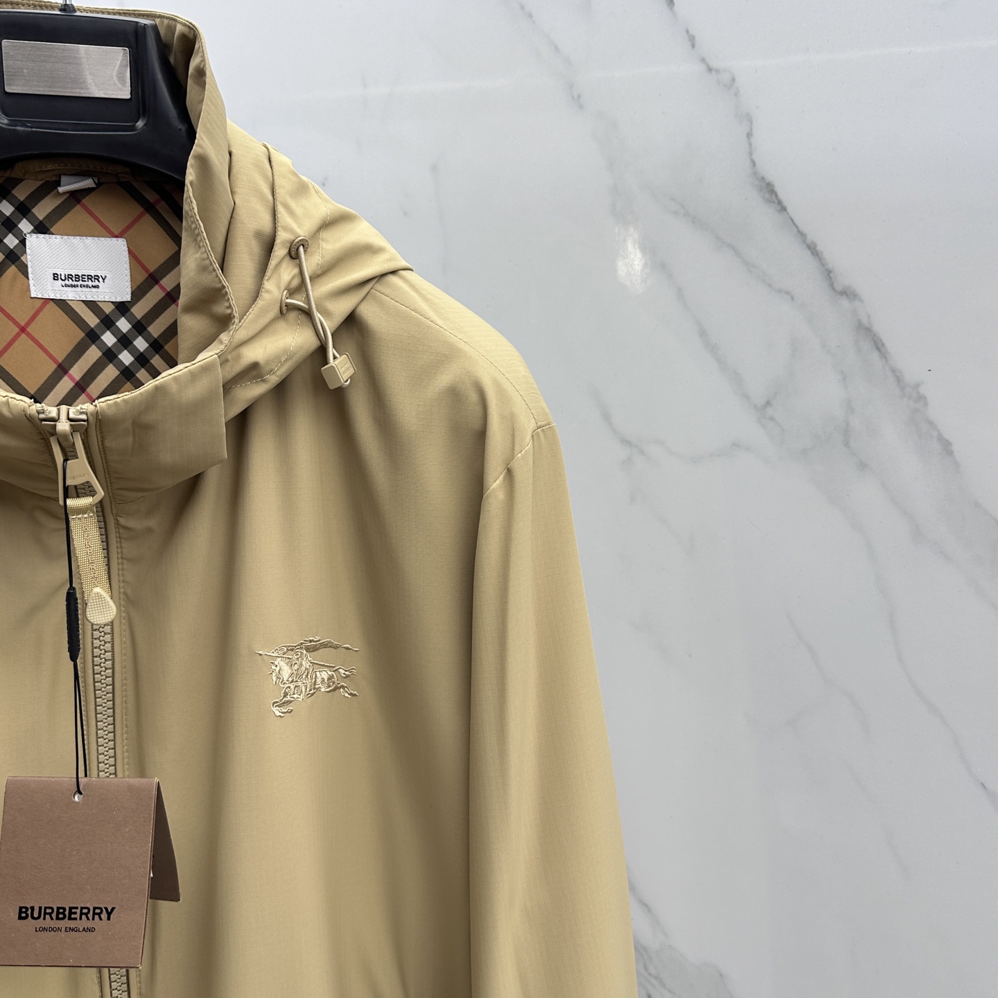 🆕Burberry巴宝莉 2026早春系列，最新时尚连帽夹克外套.处处细节显工艺足够的高级 结构性剪裁的