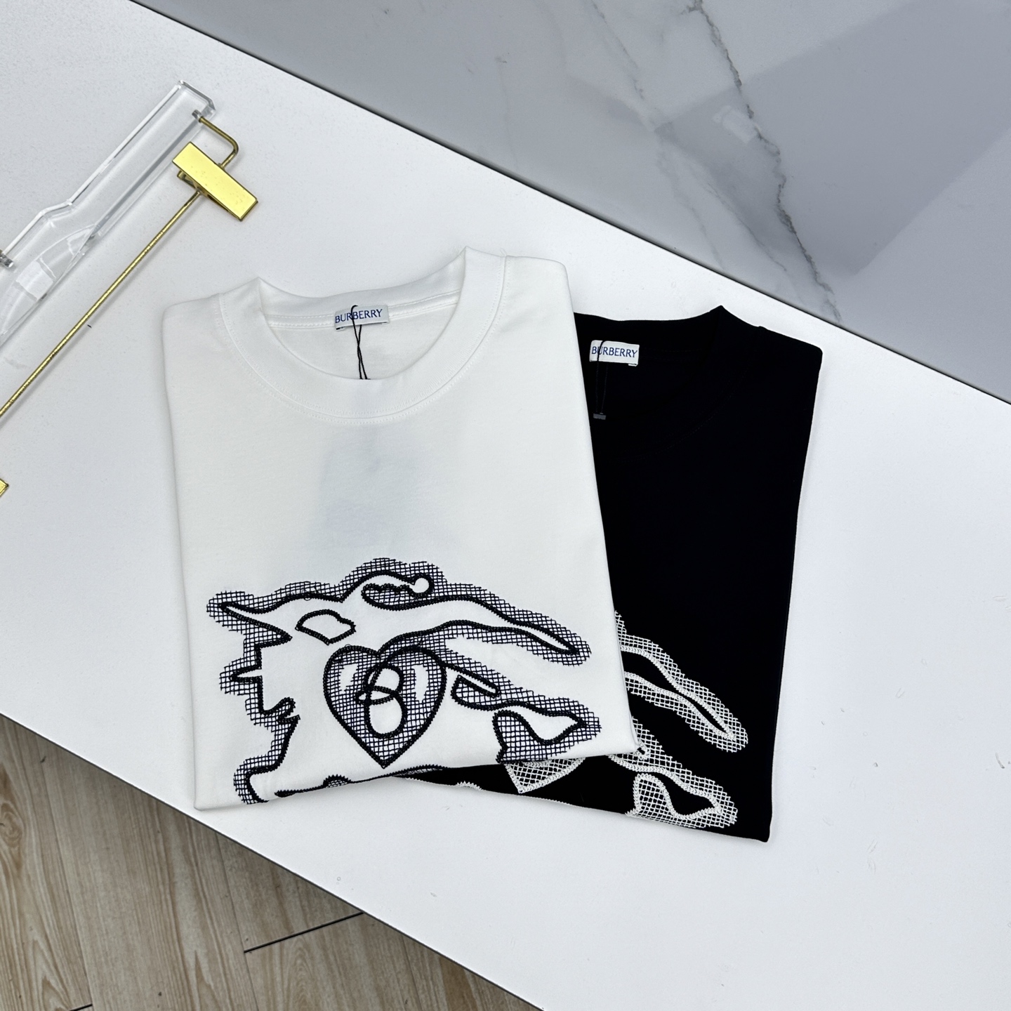 NO:775987,Burberry micro wide version 2026 spring and summer new short-sleeved official website same style T-shirt double yarn pure cotton fabric diversified matching is the current innovative trend at the forefront of fashion. The collision of retro and modern elements extreme violent aesthetics. Fashion matching complete three standards xh sizes M-XXL,,burberry,burberry,T-shirt,tees,t-shirt,19860909Burberry巴宝莉 微阔版本 2026春夏新款短袖 官网同款T恤 双纱纯棉面料 多元化搭配 是眼下时尚前沿的创新趋势 复古与现代化元素的碰撞 极端的暴力美学.时尚搭配 三标齐全xh 尺码M-XXL,,burberry,burberry,T-shirt,tees，t-shirt,,Men's clothing