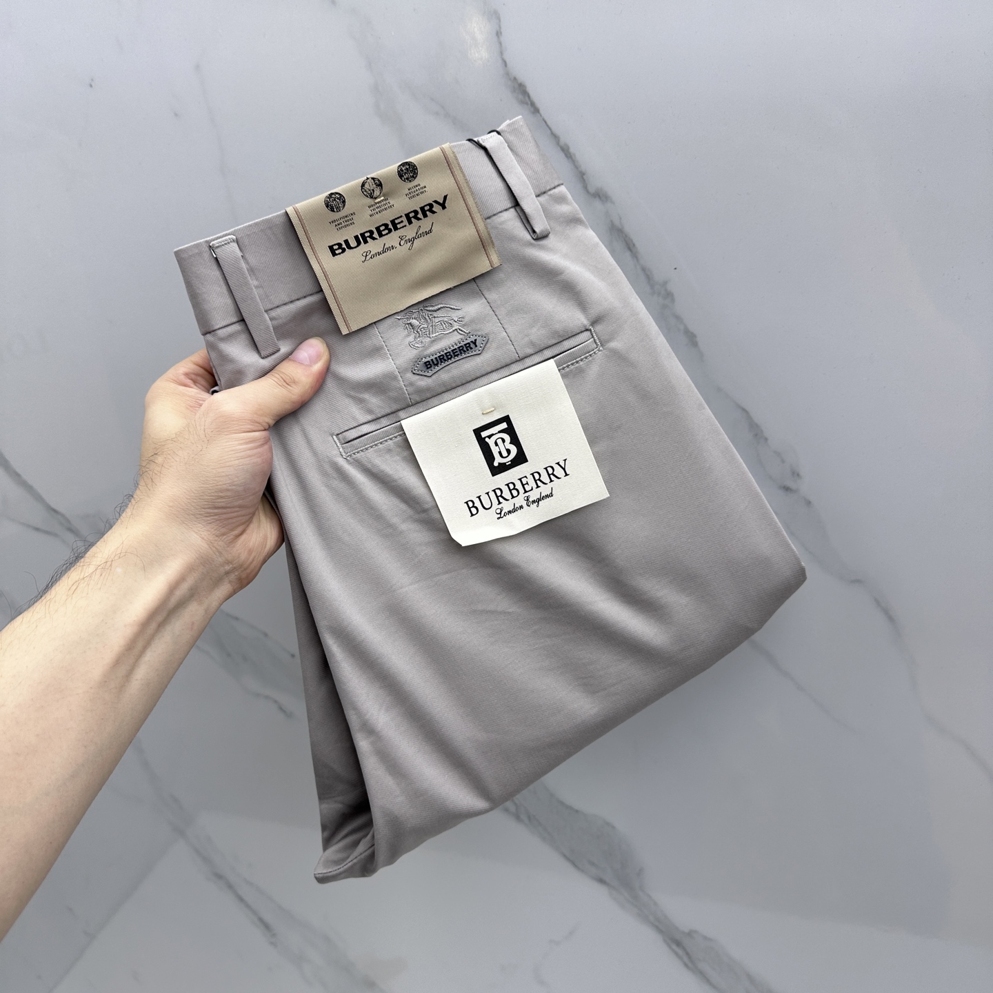 NO:775973,Burberry 26ss new spring and summer casual trousers, trousers, available simultaneously on the official website, trousers body craftsmanship design, customer-supplied accessories, custom fabrics, soft and silky, factory-produced without inspection!  Every detail is done to the extreme, original hardware accessories, full of fashion, stylish and handsome upper body, a must-have item for fashionistas!  Original product from AX!  Code number 30-40 Yes 35 No 37. 39,,burberry,burberry,19860909Burberry巴宝莉 26ss春夏新品休闲裤西裤,官网同步发售,裤身工艺设计,客供辅料、面料定制,柔软丝滑,代工厂出品免检！每个细节做到极致,原版五金配件,潮范十足、上身有型帅气,潮人必备单品！ AX原单出品！ 码数30-40有35无37. 39,,burberry,burberry,,Men's clothing