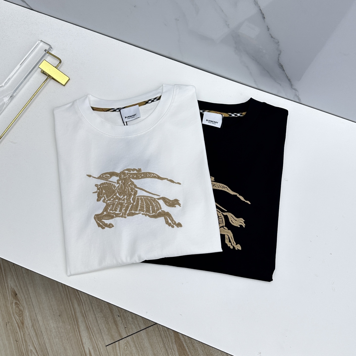 NO:849475,Burberry 2026 spring and summer new short-sleeved official website same style T-shirt double yarn pure cotton fabric diversified matching is the current innovative trend at the forefront of fashion. The collision of retro and modern elements extreme violent aesthetics. Fashion matching complete three standards dx size S-XXL, burberry, burberry, T-shirt, tees, t-shirt,19860909Burberry巴宝莉 2026春夏新款短袖 官网同款T恤 双纱纯棉面料 多元化搭配 是眼下时尚前沿的创新趋势 复古与现代化元素的碰撞 极端的暴力美学.时尚搭配 三标齐全 dx 尺码S-XXL,,burberry,burberry,T-shirt,tees，t-shirt,,Men's clothing
