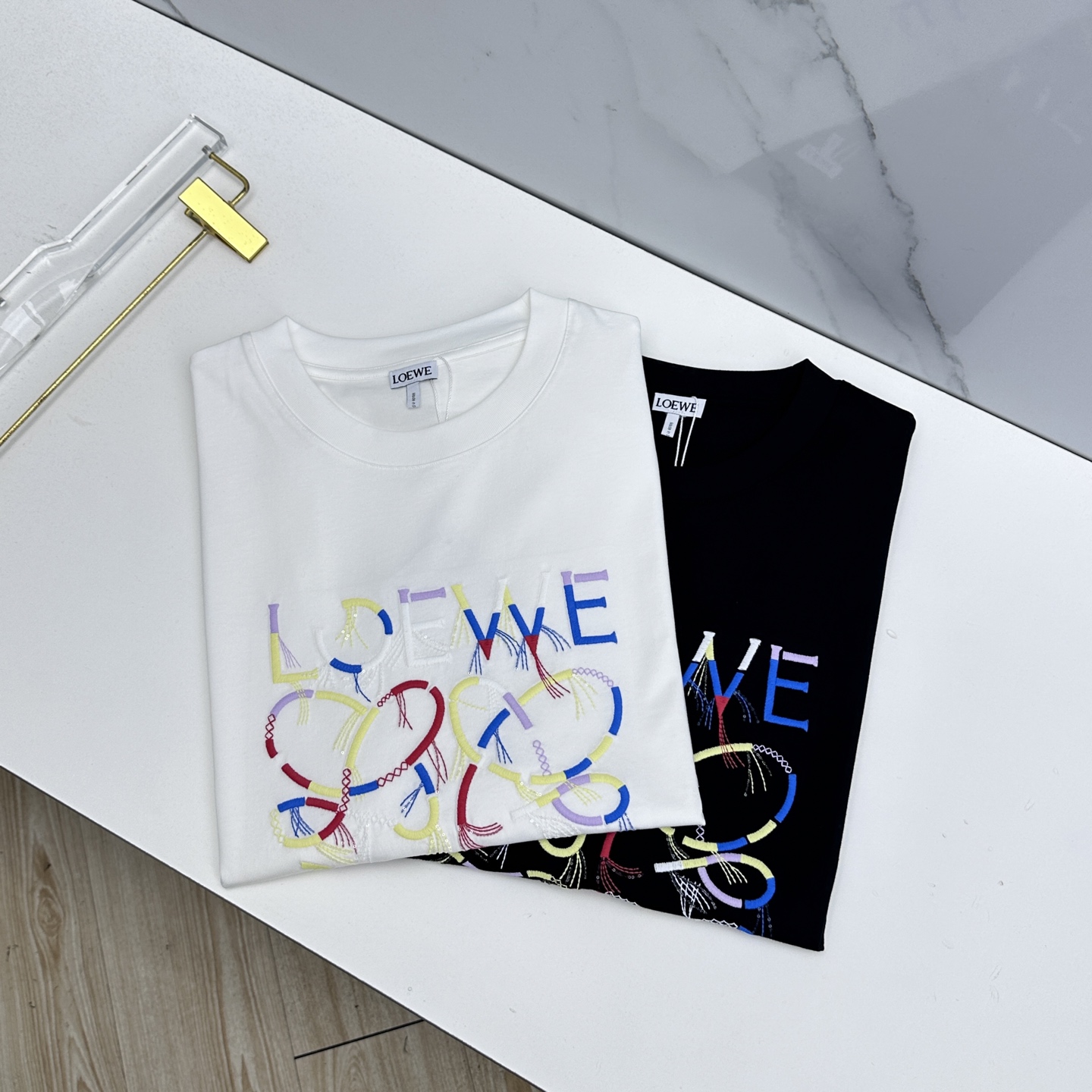 NO:849478,LOEWE 2026 spring and summer new short-sleeved official website same style T-shirt double yarn pure cotton fabric diversified matching is the current innovative trend at the forefront of fashion. The collision of retro and modern elements extreme violent aesthetics. Fashion matching complete three standards dx size S-XXL,,loewe,loewe,T-shirt,tees,t-shirt,19860909LOEWE罗意威 2026春夏新款短袖 官网同款T恤 双纱纯棉面料 多元化搭配 是眼下时尚前沿的创新趋势 复古与现代化元素的碰撞 极端的暴力美学.时尚搭配 三标齐全 dx 尺码S-XXL,,loewe,loewe,T-shirt,tees，t-shirt,,Men's clothing