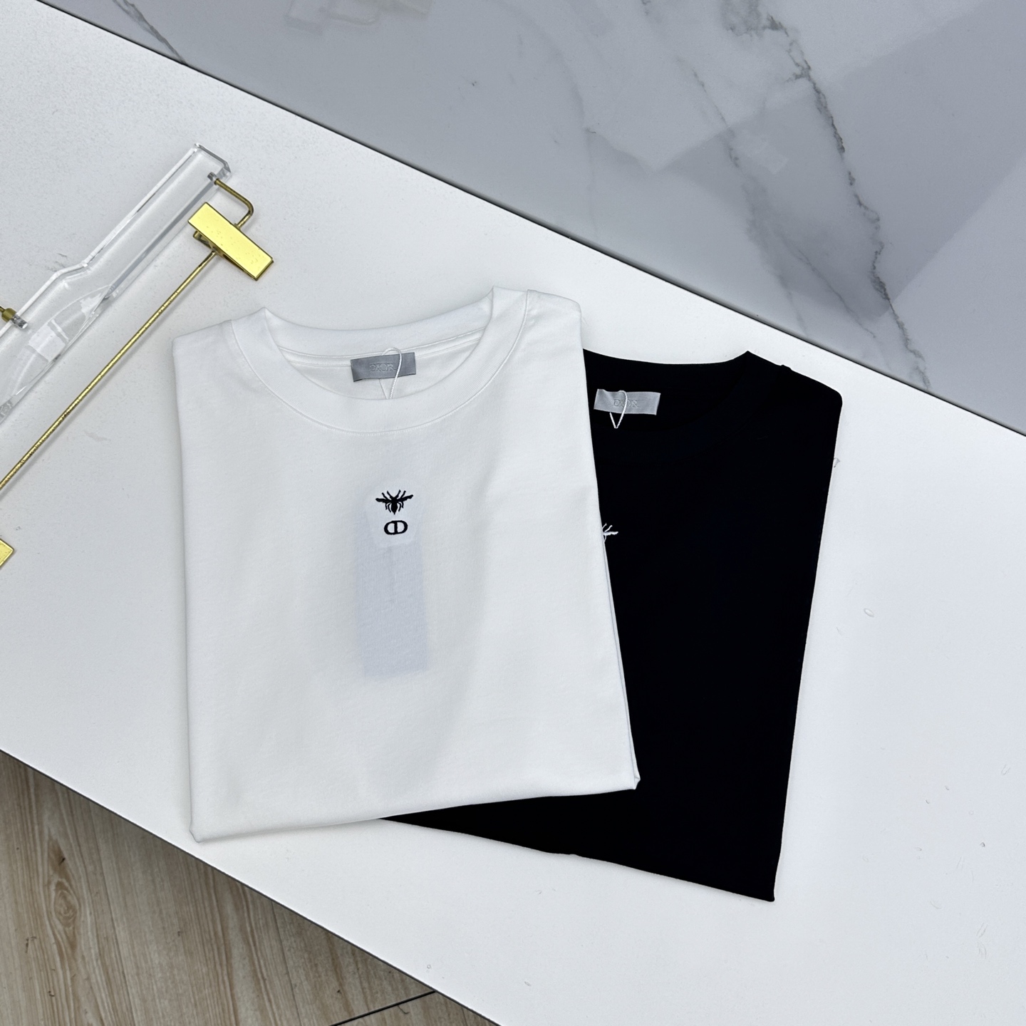 NO:849481,Dior Dior 2026 spring and summer new short-sleeved T-shirt of the same style as the official website. Double yarn pure cotton fabric. Diversified matching is the innovative trend at the forefront of fashion. The collision of retro and modern elements. Extreme violent aesthetics. Fashion matching. Complete three standards. dx size S-XXL, dior, dior, T-shirt, tees, t-shirt,19860909Dior迪奥 2026春夏新款短袖 官网同款T恤 双纱纯棉面料 多元化搭配 是眼下时尚前沿的创新趋势 复古与现代化元素的碰撞 极端的暴力美学.时尚搭配 三标齐全 dx 尺码S-XXL,,dior,dior,T-shirt,tees，t-shirt,,Men's clothing