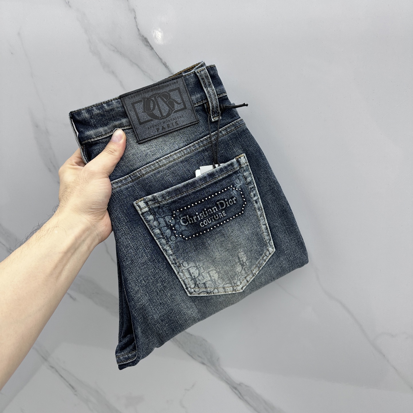 NO:827826,Dior Dior's high-end customization, the latest early spring jeans, are available simultaneously at the counter. Original custom-made replicas. Customer-supplied hardware accessories. Original quality. Imported solid-color denim fabric. Heavy-duty washing. Fine workmanship and routing. Excellent upper body!  Preferred item Produced by A10 Size 30-38 No 35. 37,,dior,dior,jeans,19860909Dior迪奥 高端定制、早春最新款牛仔裤 柜台同步发售 原版定制复刻 客供五金辅料 原单品质 进口固色牛仔面料 重工洗水 做工走线精细 上身绝佳！优选单品 A10出品 码数30-38无35. 37,,dior,dior,jeans,,Men's clothing