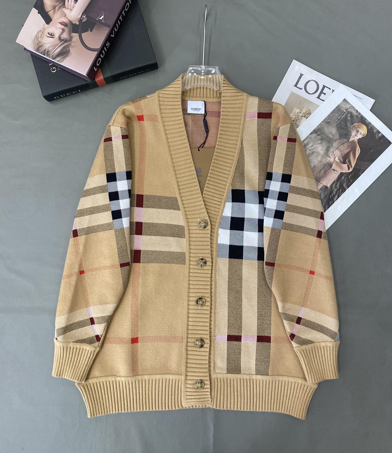 NO:579293,Actual pictures, popular re-order BURBERR* Burberry autumn classic plaid unisex knitted cardigan,,burberry,burberry,alexander wang19860909实拍图 爆款翻单 BURBERR* 巴宝莉秋季经典款格子男女同款针织开衫,,burberry,burberry,alexander wang,Women's clothing