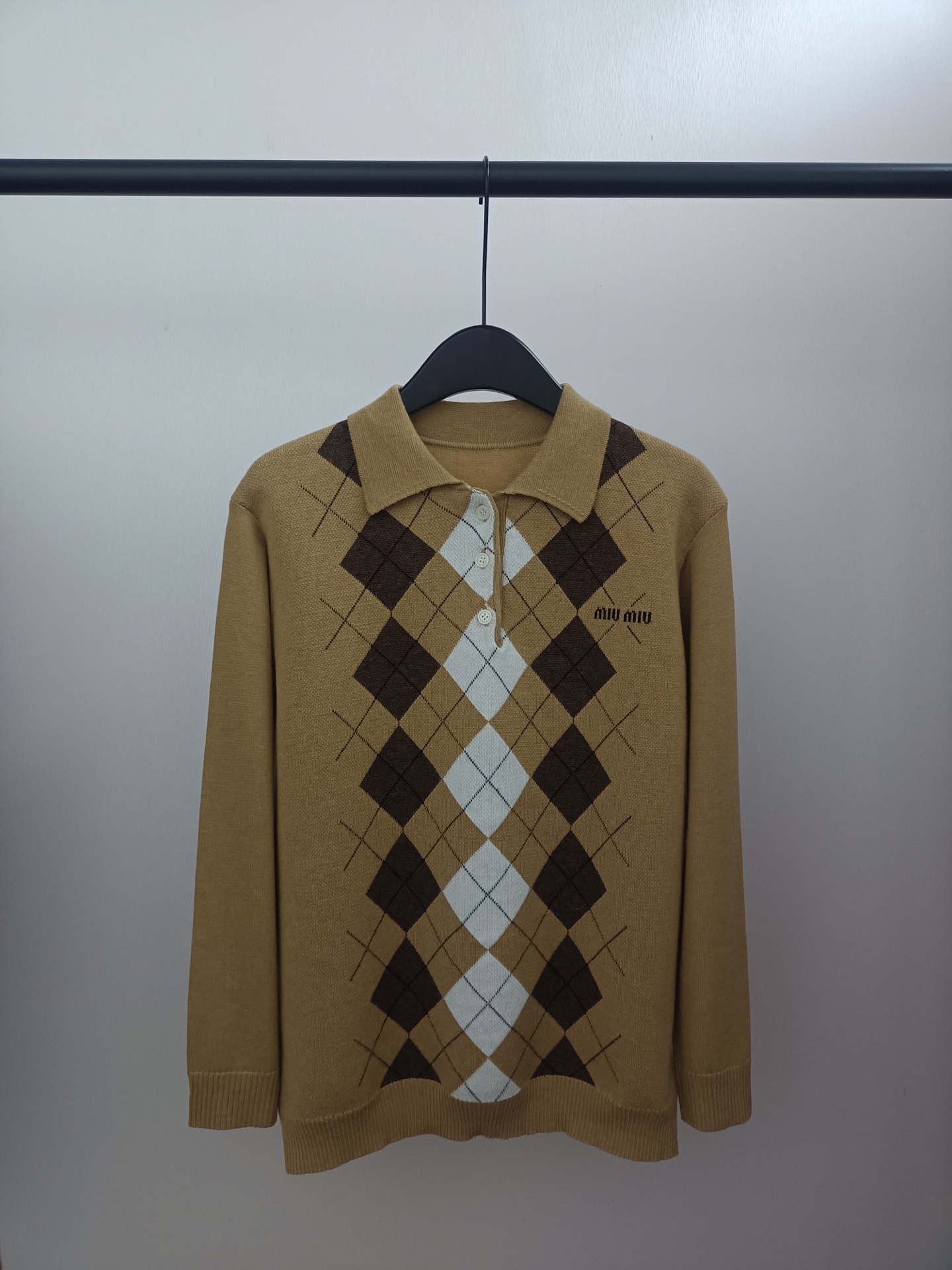 NO:579291,Real photos MIUMI*｜25 new fall classic diamond plaid Polo collar knitted top!  Same style for men and women,,miumiu,alexander wang19860909实拍图 MIUMI*｜25秋季新款经典菱形格纹Polo领针织上衣！男女同款,,miumiu,alexander wang,Women's clothing