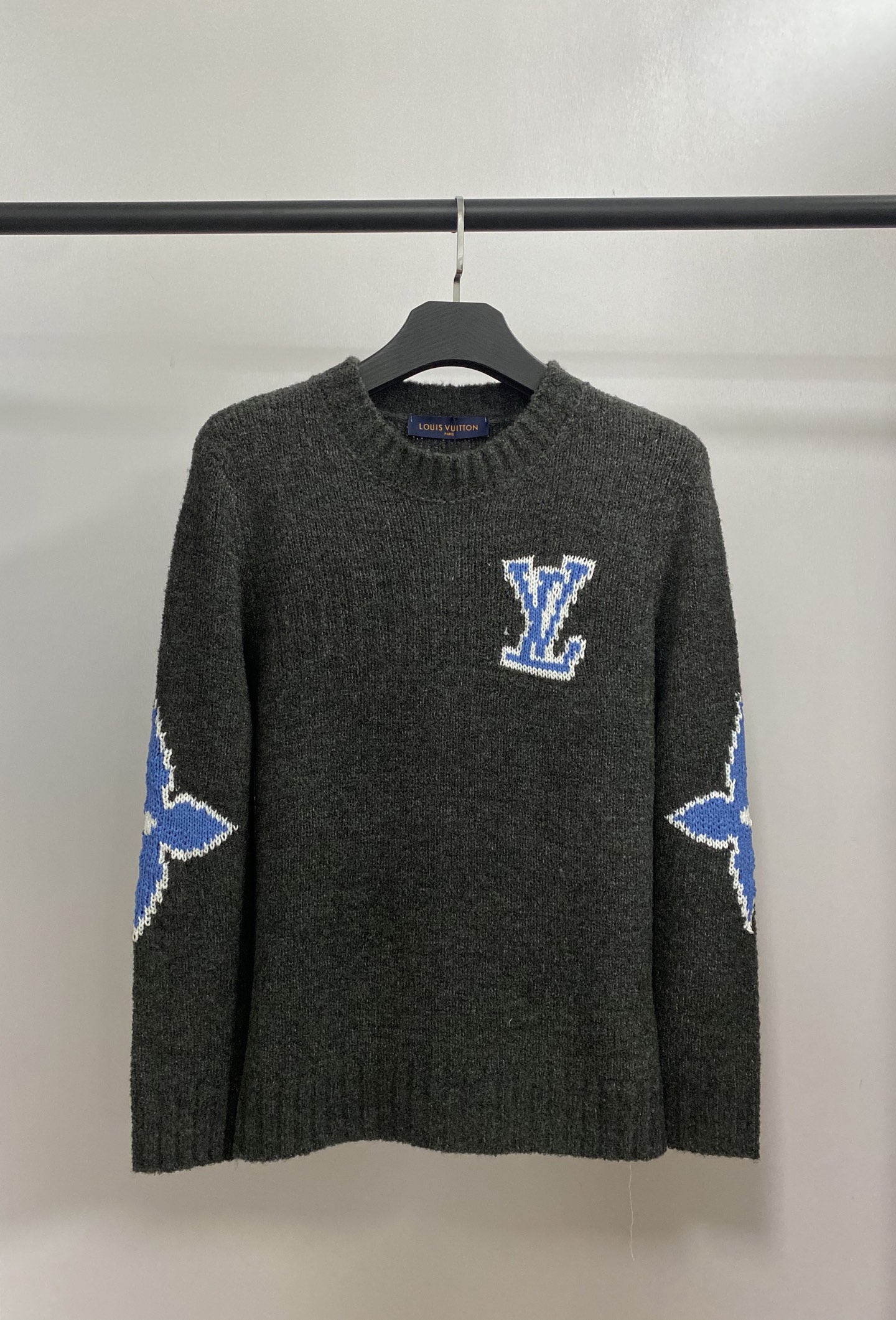 NO:579289,Actual pictures, popular re-orders, LV Louis Autumn and Winter new solid color letter jacquard round neck knitted long sleeves, same style for men and women,,louis vuitton,louis vuitton,alexander wang19860909实拍图 爆款翻单 LV 路易秋冬新款纯色字母提花圆领针织长袖 男女同款,,louis vuitton,louis vuitton,alexander wang,Women's clothing