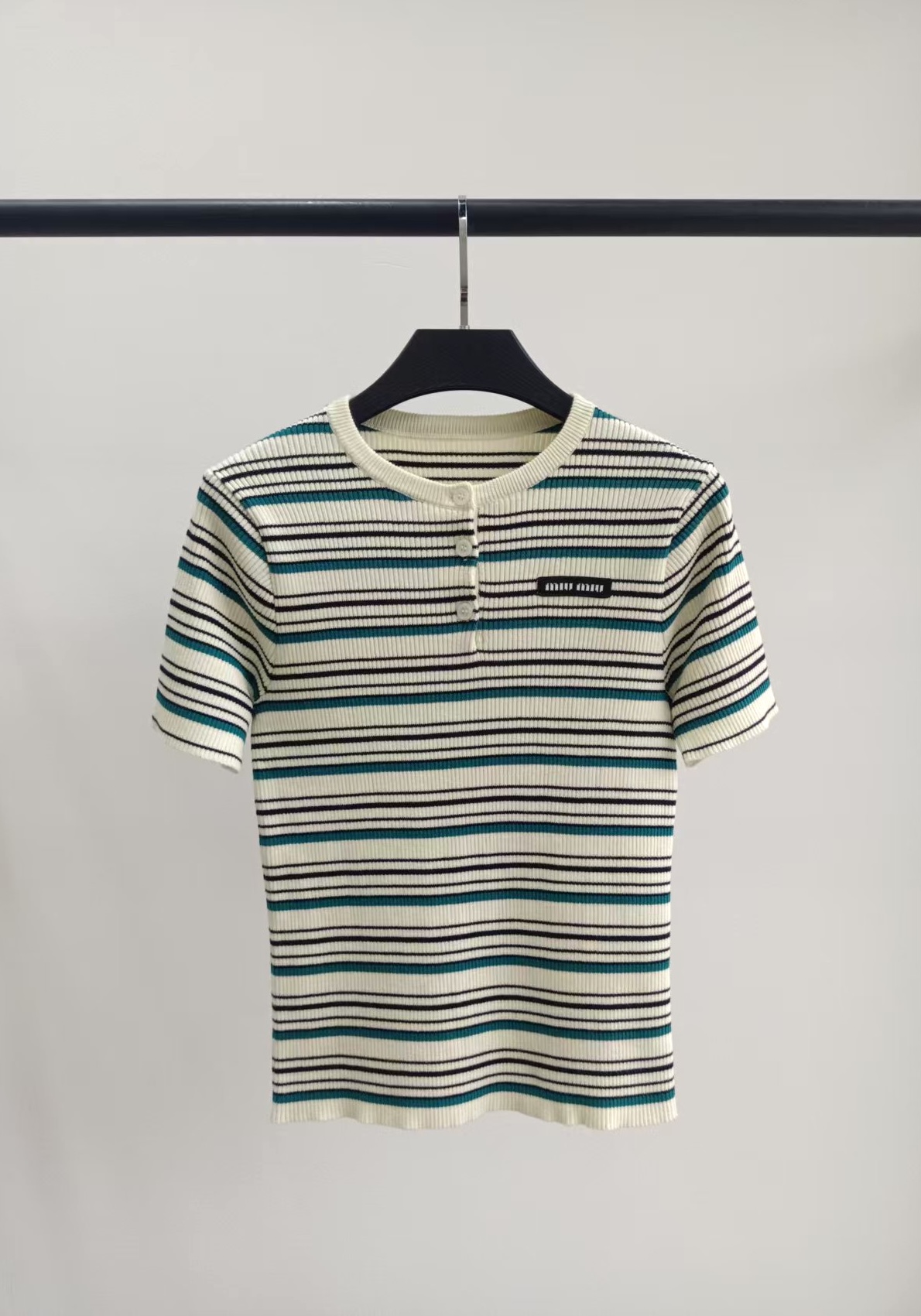 NO:798720,Actual pictures miu mi* miu miu 26 spring and summer new style half-open collar striped knitted top with letter logo patch on the chest,,miumiu,19860909实拍图 miu mi* 谬谬 26春夏新款胸前字母logo贴布半开领条纹针织上衣,,miumiu,,Women's clothing
