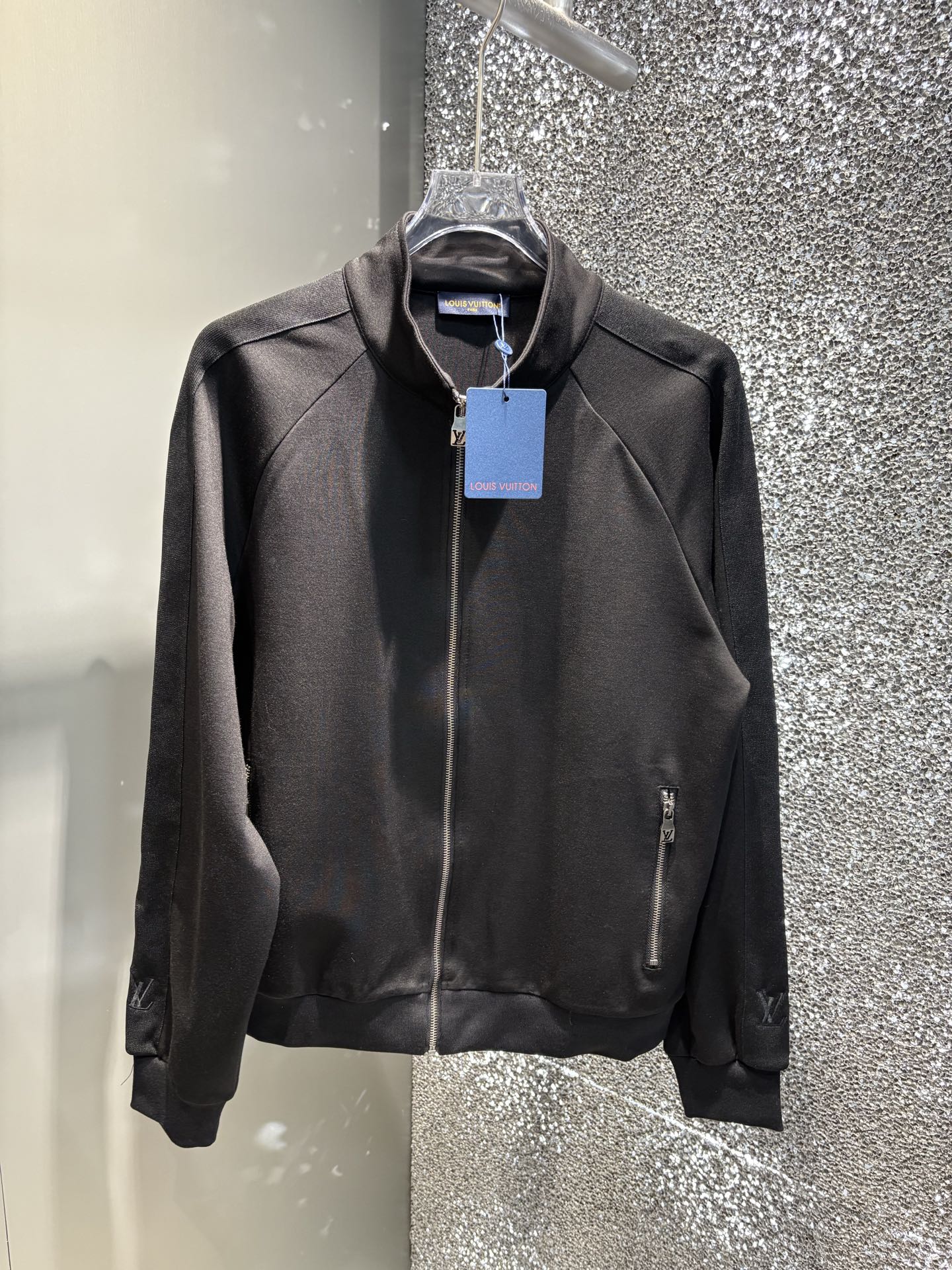 NO:654736,Lv hot selling suit, all sizes in stock M~xxxL,, louis vuitton, alexander wang19860909Lv热卖套装,齐码现货M~xxxL,,louis vuitton,alexander wang,Men's clothing