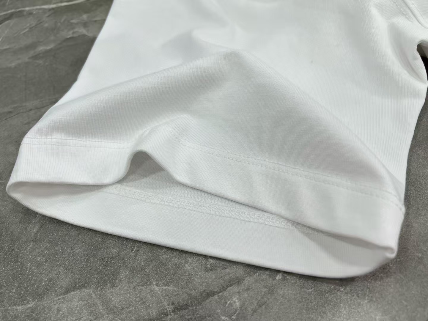 Louis Vuitton Crew Neck T-Shirt - Classic Style, Comfortable Fit (Sizes S-XL) 5 a1745217286104 4152