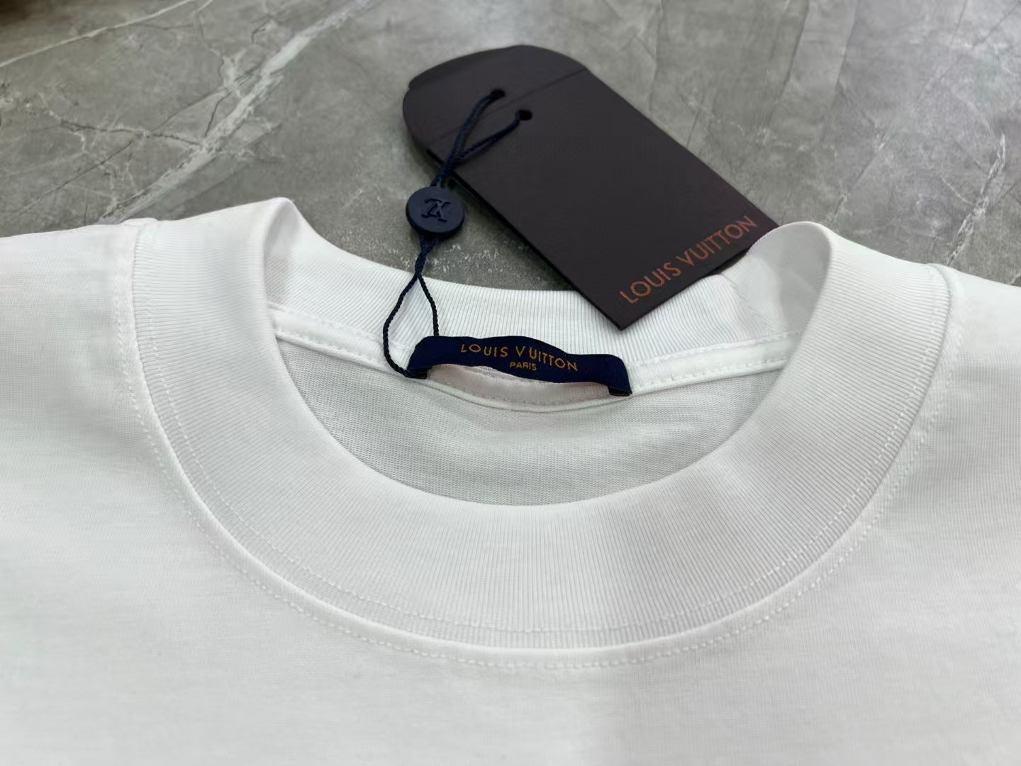 Louis Vuitton Crew Neck T-Shirt - Classic Style, Comfortable Fit (Sizes S-XL) 2 a1745217286119 2248