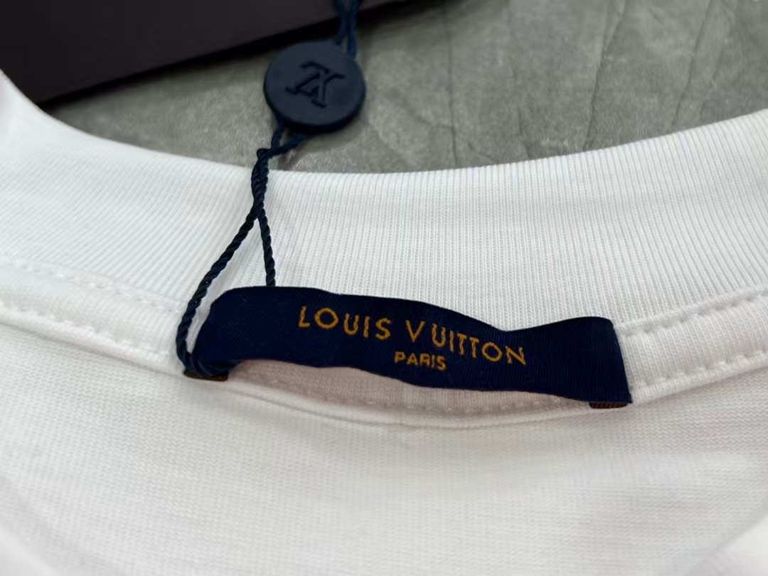 Louis Vuitton Crew Neck T-Shirt - Classic Style, Comfortable Fit (Sizes S-XL) 9 a1745217287221 3635