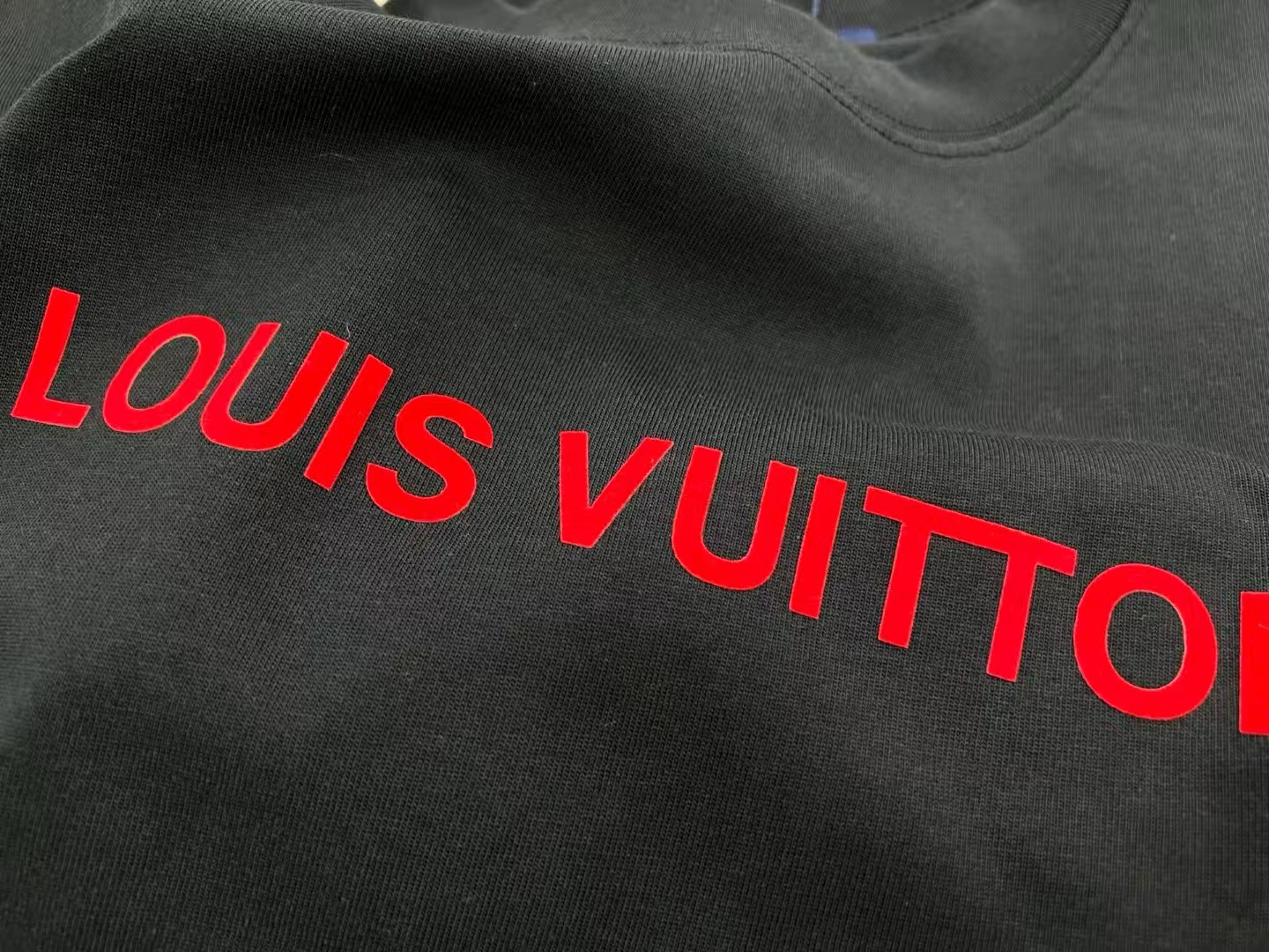 Louis Vuitton Men's Crew Neck T-Shirt with Embroidered Logo, Sizes S-XL 3 a1745217401426 2835