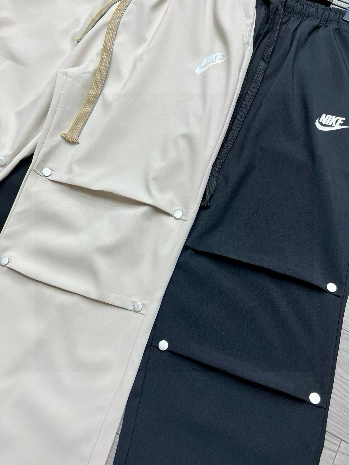 💰95
【耐克工装直筒裤】
Nike耐克日系休闲直筒裤，超好穿的工装裤，松紧腰设计，搭配T恤卫衣都妥妥的好穿，好看又百搭的裤子真的是爱了爱了，怎么搭配都不会踩雷的，衣橱里必备的一条工装裤，防泼水面料，男女同款情侣可搭。
尺码：M-XXL
颜色：黑色 卡其
M: 裤长96 腰围72 臀围104
L：裤长98 腰围75 臀围108
XL: 裤长100 腰围78 臀围112
XXL：裤长102 腰围81臀围11