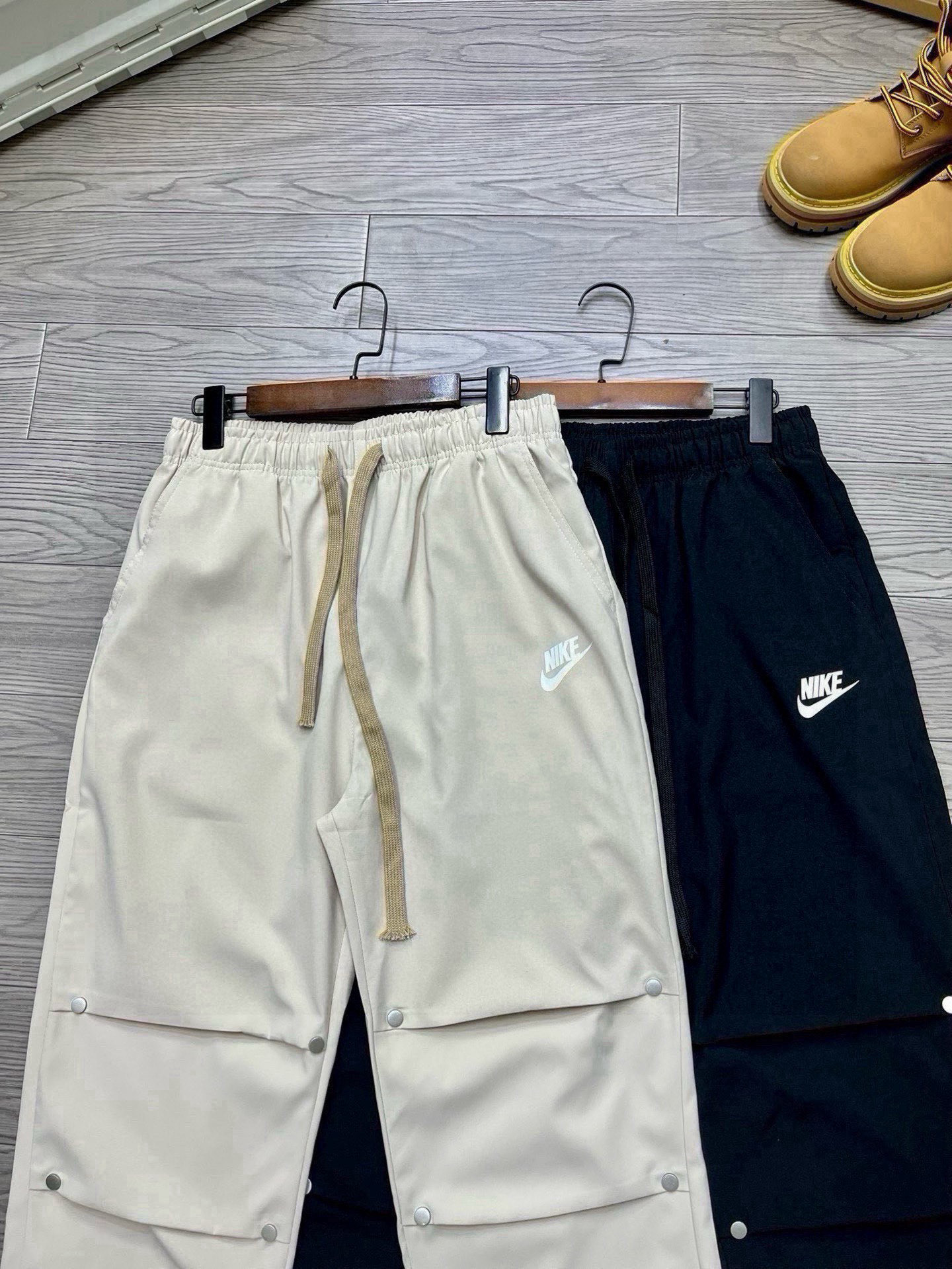 💰95
【耐克工装直筒裤】
Nike耐克日系休闲直筒裤，超好穿的工装裤，松紧腰设计，搭配T恤卫衣都妥妥的好穿，好看又百搭的裤子真的是爱了爱了，怎么搭配都不会踩雷的，衣橱里必备的一条工装裤，防泼水面料，男女同款情侣可搭。
尺码：M-XXL
颜色：黑色 卡其
M: 裤长96 腰围72 臀围104
L：裤长98 腰围75 臀围108
XL: 裤长100 腰围78 臀围112
XXL：裤长102 腰围81臀围11