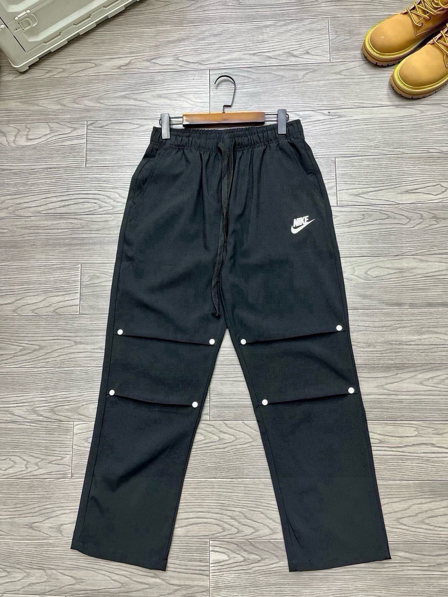 💰95
【耐克工装直筒裤】
Nike耐克日系休闲直筒裤，超好穿的工装裤，松紧腰设计，搭配T恤卫衣都妥妥的好穿，好看又百搭的裤子真的是爱了爱了，怎么搭配都不会踩雷的，衣橱里必备的一条工装裤，防泼水面料，男女同款情侣可搭。
尺码：M-XXL
颜色：黑色 卡其
M: 裤长96 腰围72 臀围104
L：裤长98 腰围75 臀围108
XL: 裤长100 腰围78 臀围112
XXL：裤长102 腰围81臀围11