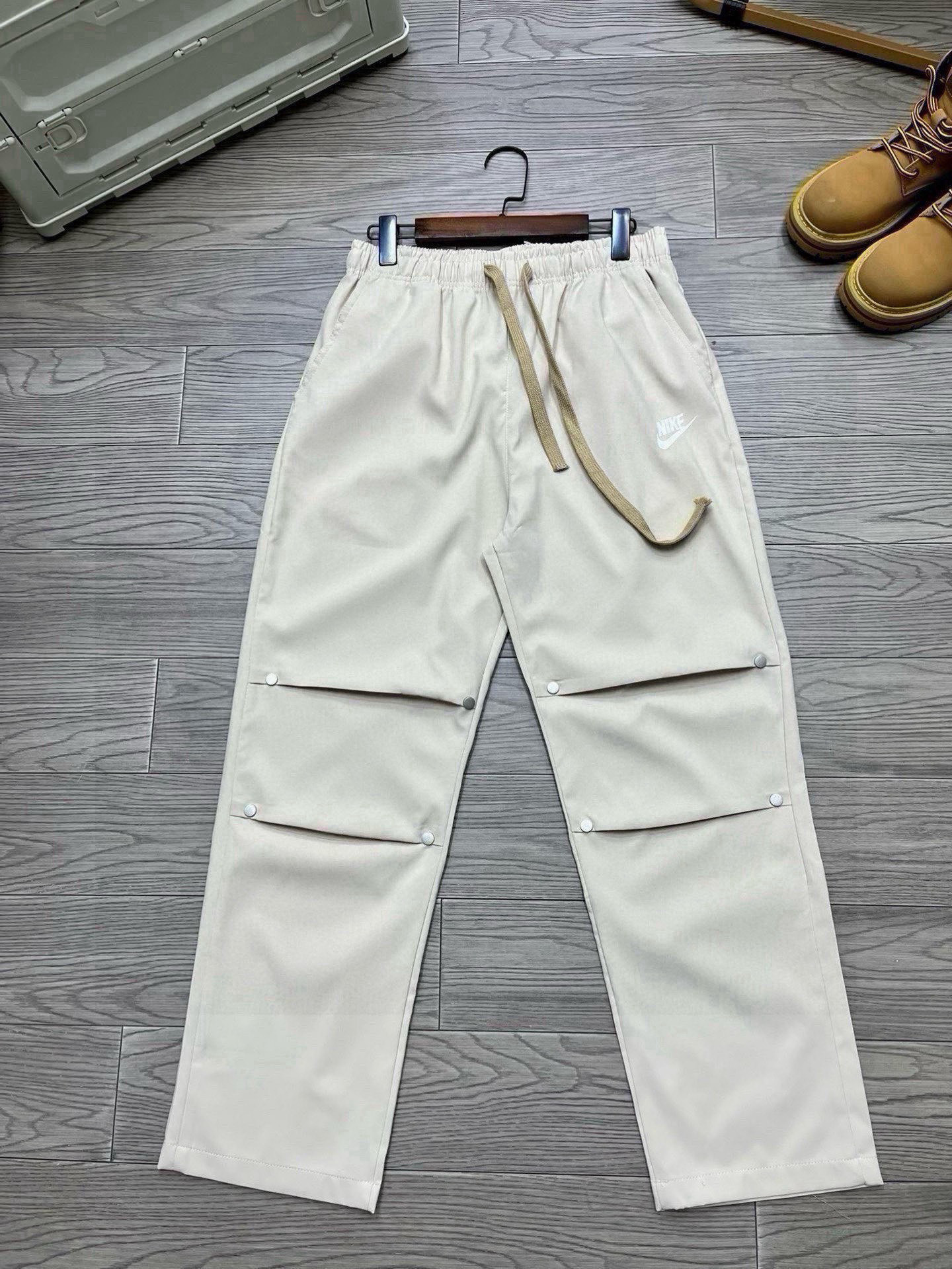 💰95
【耐克工装直筒裤】
Nike耐克日系休闲直筒裤，超好穿的工装裤，松紧腰设计，搭配T恤卫衣都妥妥的好穿，好看又百搭的裤子真的是爱了爱了，怎么搭配都不会踩雷的，衣橱里必备的一条工装裤，防泼水面料，男女同款情侣可搭。
尺码：M-XXL
颜色：黑色 卡其
M: 裤长96 腰围72 臀围104
L：裤长98 腰围75 臀围108
XL: 裤长100 腰围78 臀围112
XXL：裤长102 腰围81臀围11