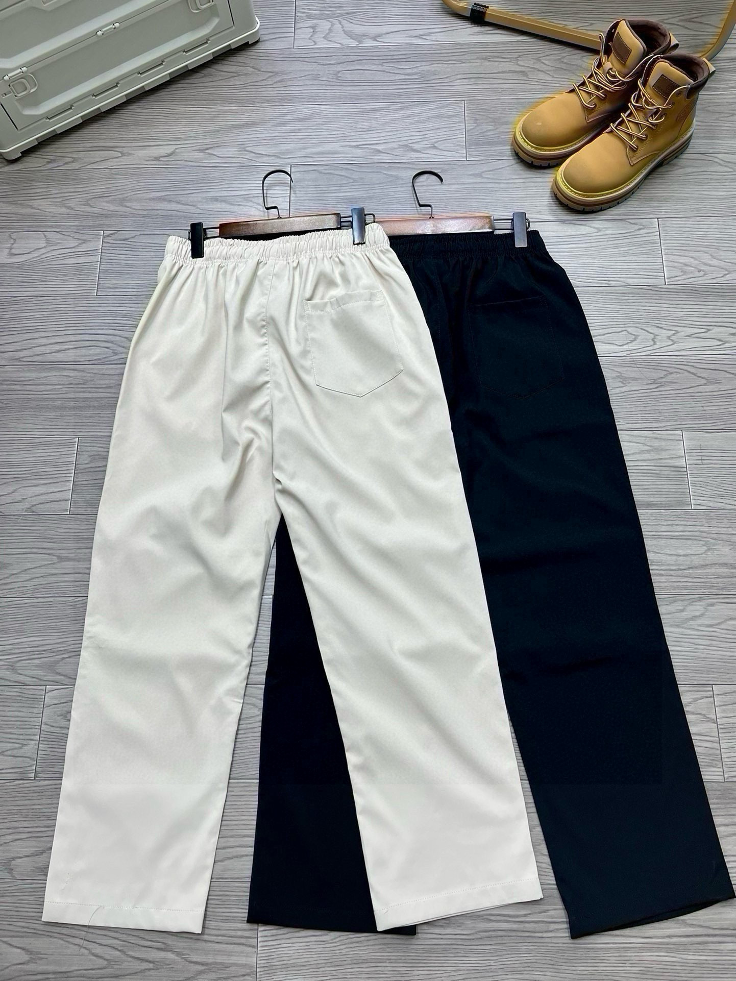 💰95
【耐克工装直筒裤】
Nike耐克日系休闲直筒裤，超好穿的工装裤，松紧腰设计，搭配T恤卫衣都妥妥的好穿，好看又百搭的裤子真的是爱了爱了，怎么搭配都不会踩雷的，衣橱里必备的一条工装裤，防泼水面料，男女同款情侣可搭。
尺码：M-XXL
颜色：黑色 卡其
M: 裤长96 腰围72 臀围104
L：裤长98 腰围75 臀围108
XL: 裤长100 腰围78 臀围112
XXL：裤长102 腰围81臀围11