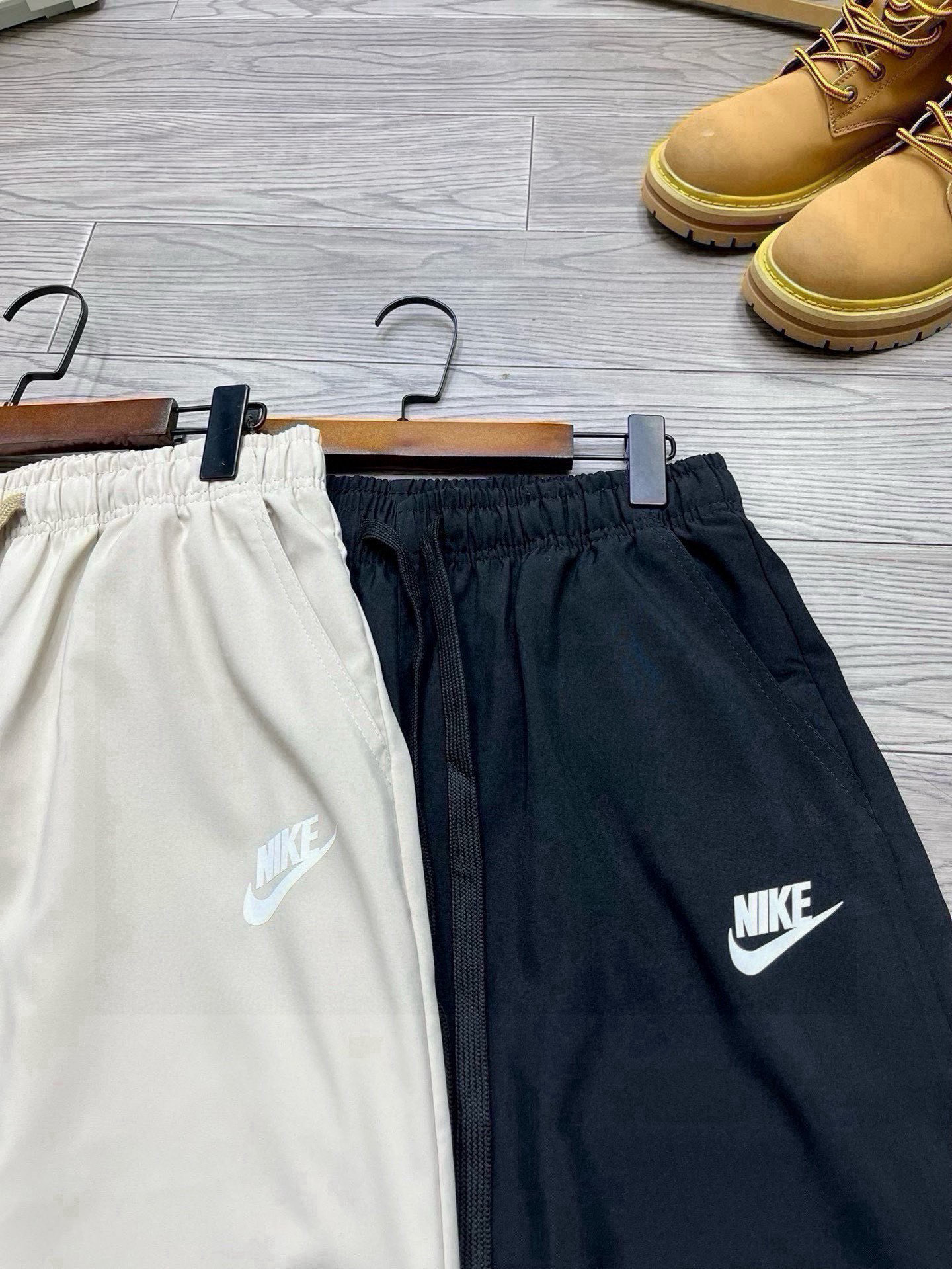 💰95
【耐克工装直筒裤】
Nike耐克日系休闲直筒裤，超好穿的工装裤，松紧腰设计，搭配T恤卫衣都妥妥的好穿，好看又百搭的裤子真的是爱了爱了，怎么搭配都不会踩雷的，衣橱里必备的一条工装裤，防泼水面料，男女同款情侣可搭。
尺码：M-XXL
颜色：黑色 卡其
M: 裤长96 腰围72 臀围104
L：裤长98 腰围75 臀围108
XL: 裤长100 腰围78 臀围112
XXL：裤长102 腰围81臀围11