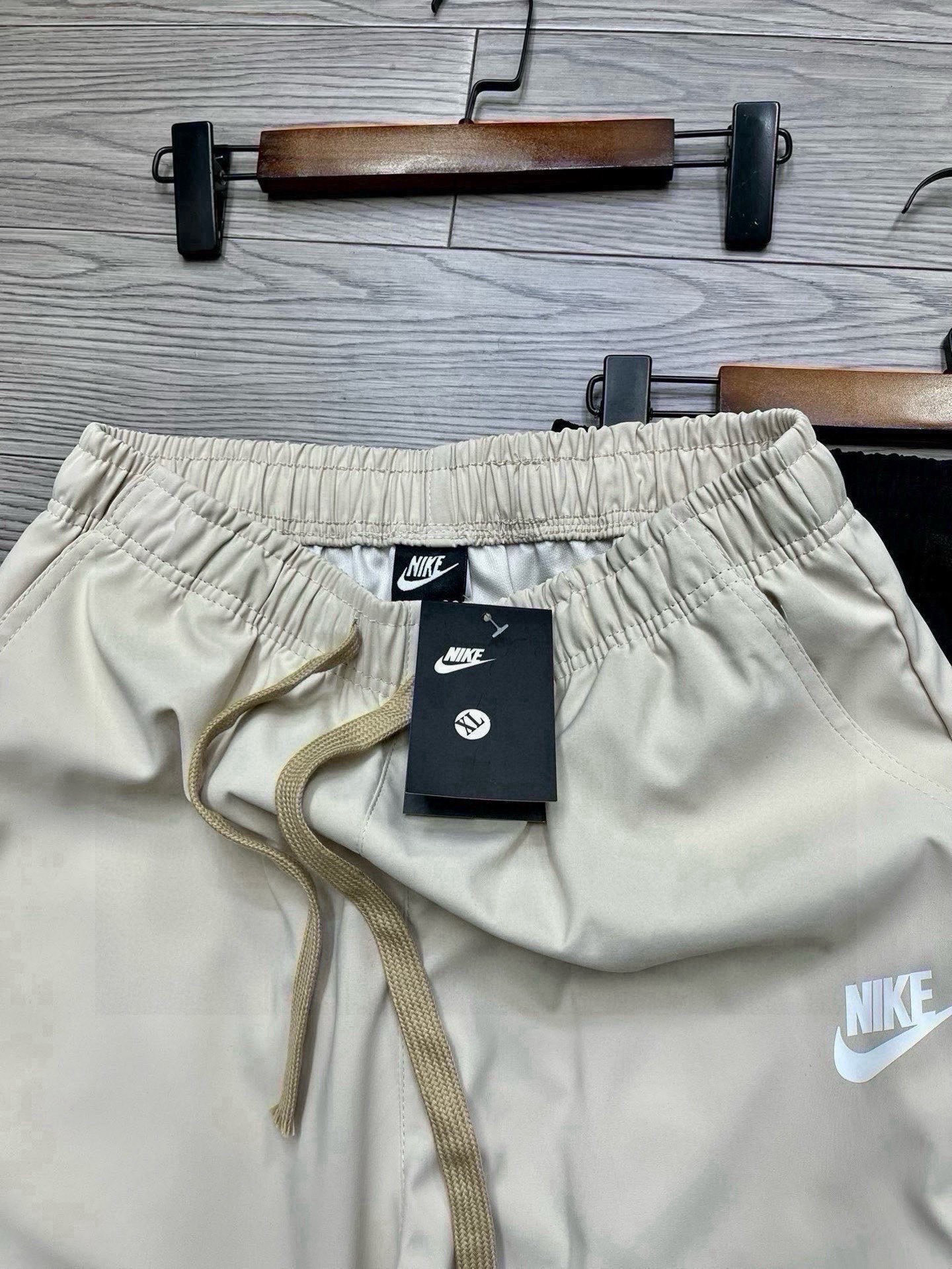 💰95
【耐克工装直筒裤】
Nike耐克日系休闲直筒裤，超好穿的工装裤，松紧腰设计，搭配T恤卫衣都妥妥的好穿，好看又百搭的裤子真的是爱了爱了，怎么搭配都不会踩雷的，衣橱里必备的一条工装裤，防泼水面料，男女同款情侣可搭。
尺码：M-XXL
颜色：黑色 卡其
M: 裤长96 腰围72 臀围104
L：裤长98 腰围75 臀围108
XL: 裤长100 腰围78 臀围112
XXL：裤长102 腰围81臀围11